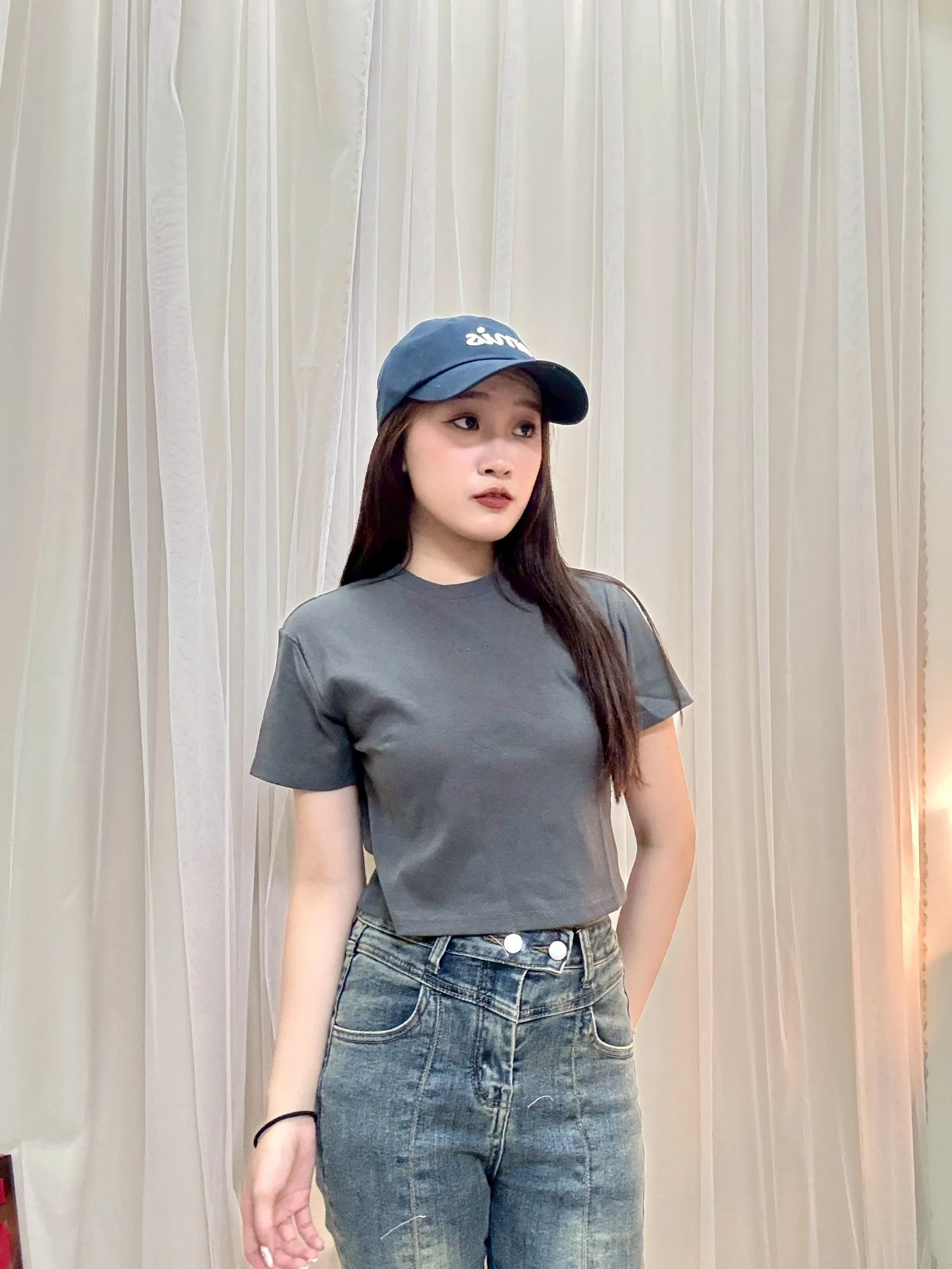 日常穿搭-英文刺繡合身彈性短上衣