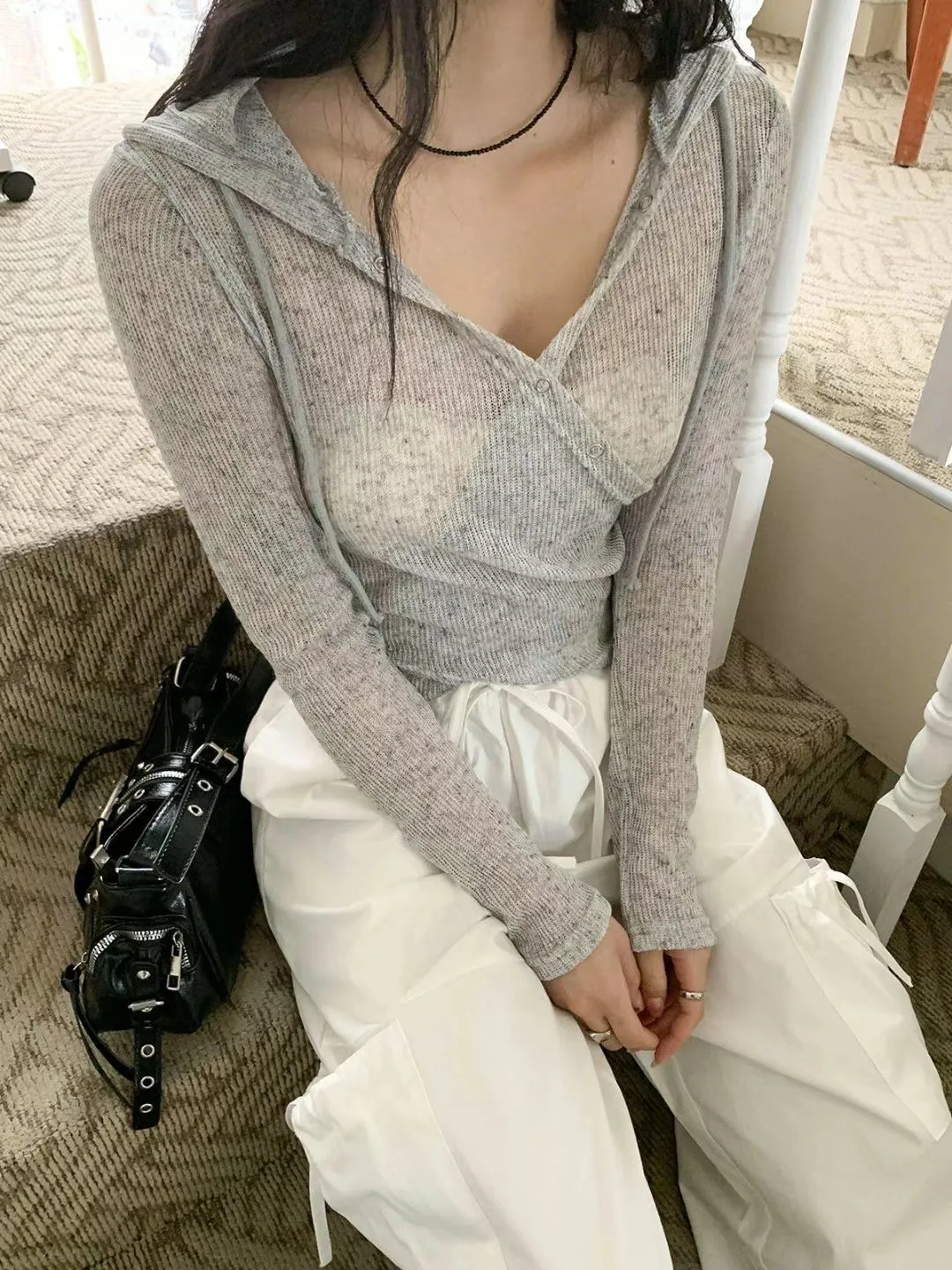 正韓微透膚隨性不規則排釦連帽上衣