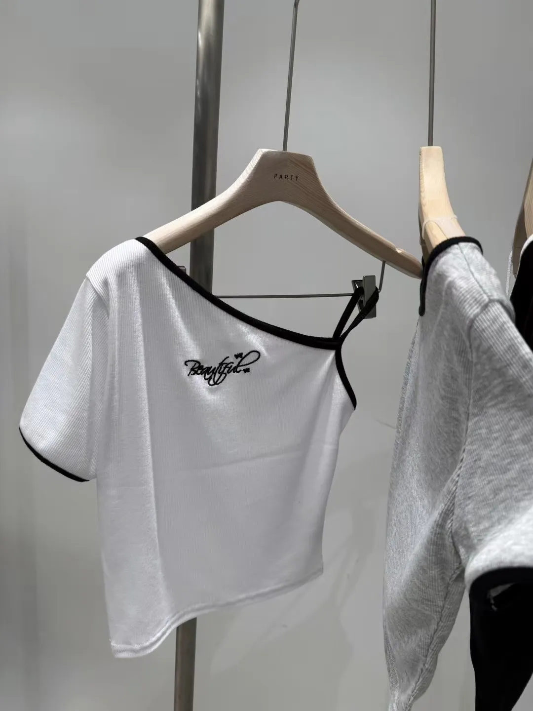 正韓 單肩刺繡造型短袖上衣