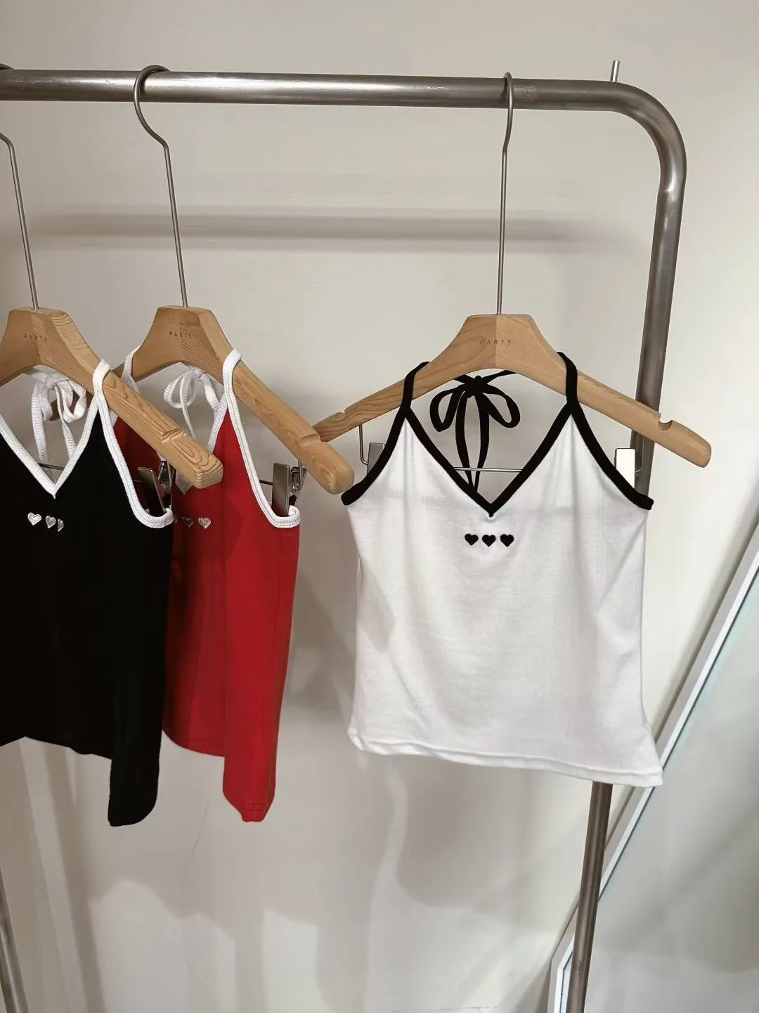 掛脖綁帶心型刺繡背心