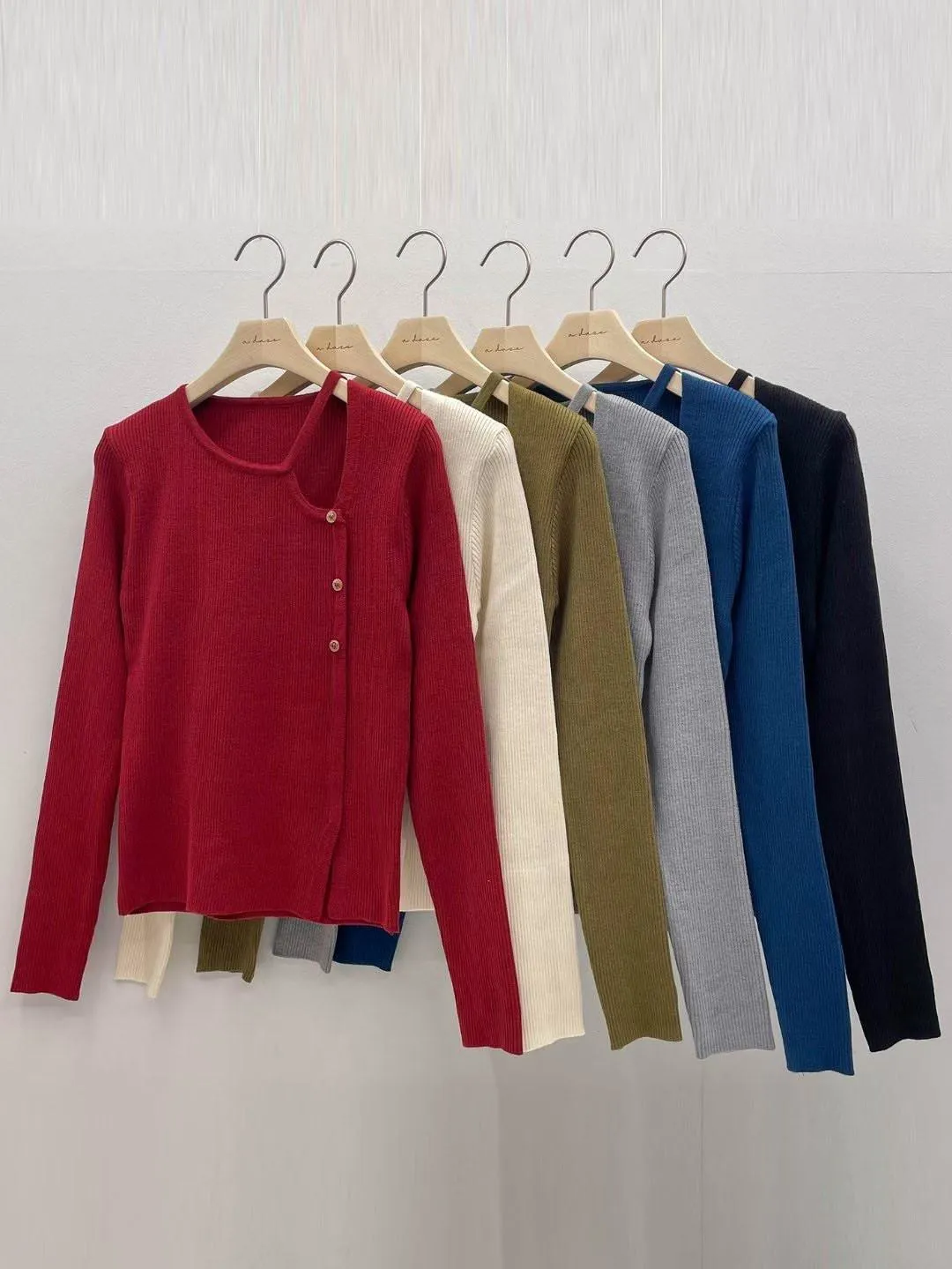 正韓直紋不規則鏤空排釦上衣