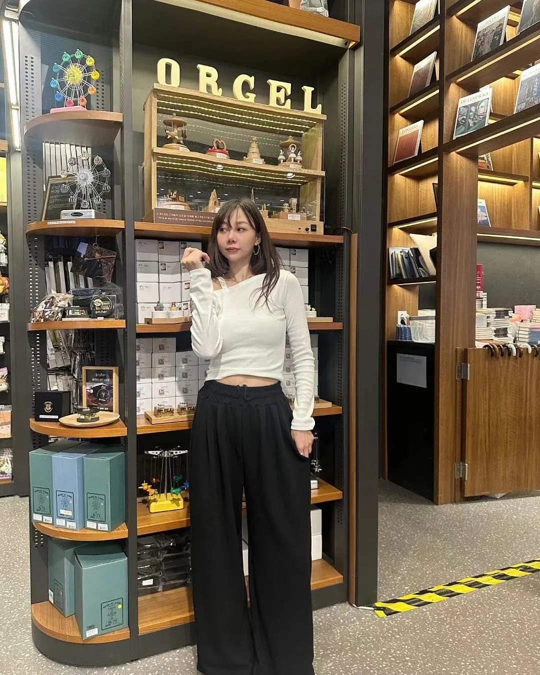 正韓-斜肩帶修身上衣