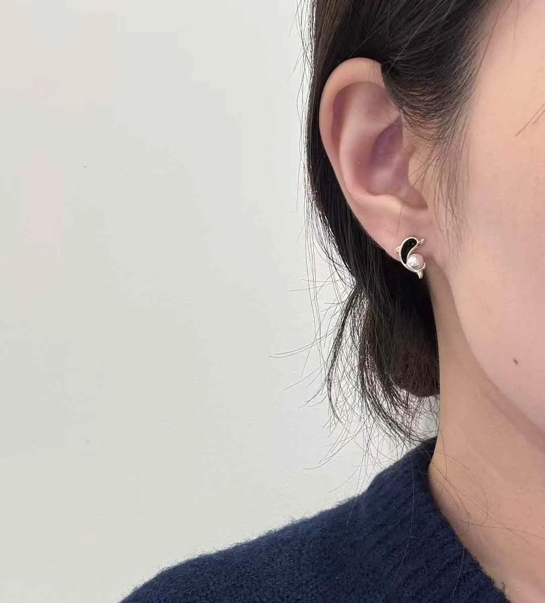 小巧海豚珍珠耳釘