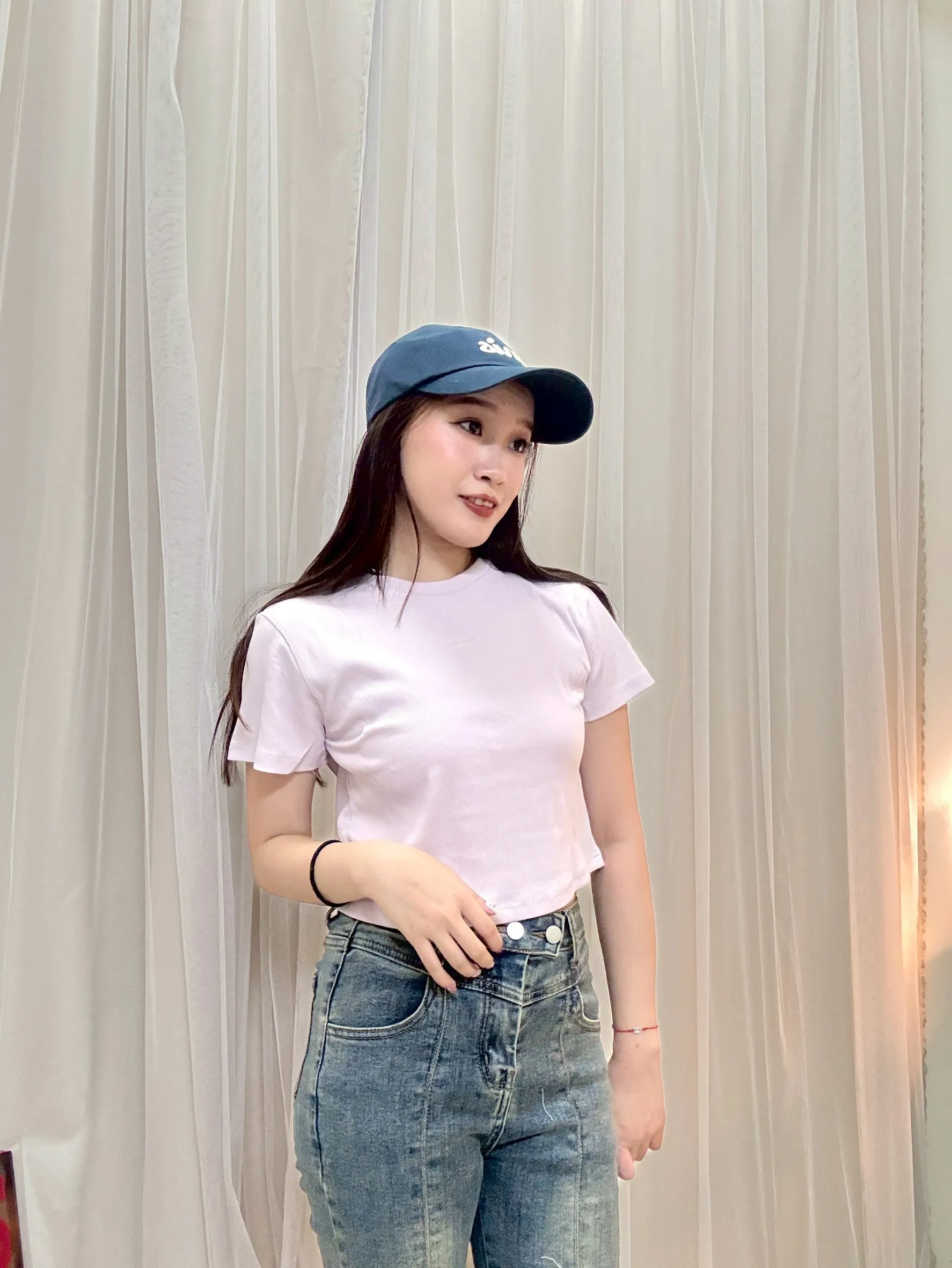 日常穿搭-英文刺繡合身彈性短上衣