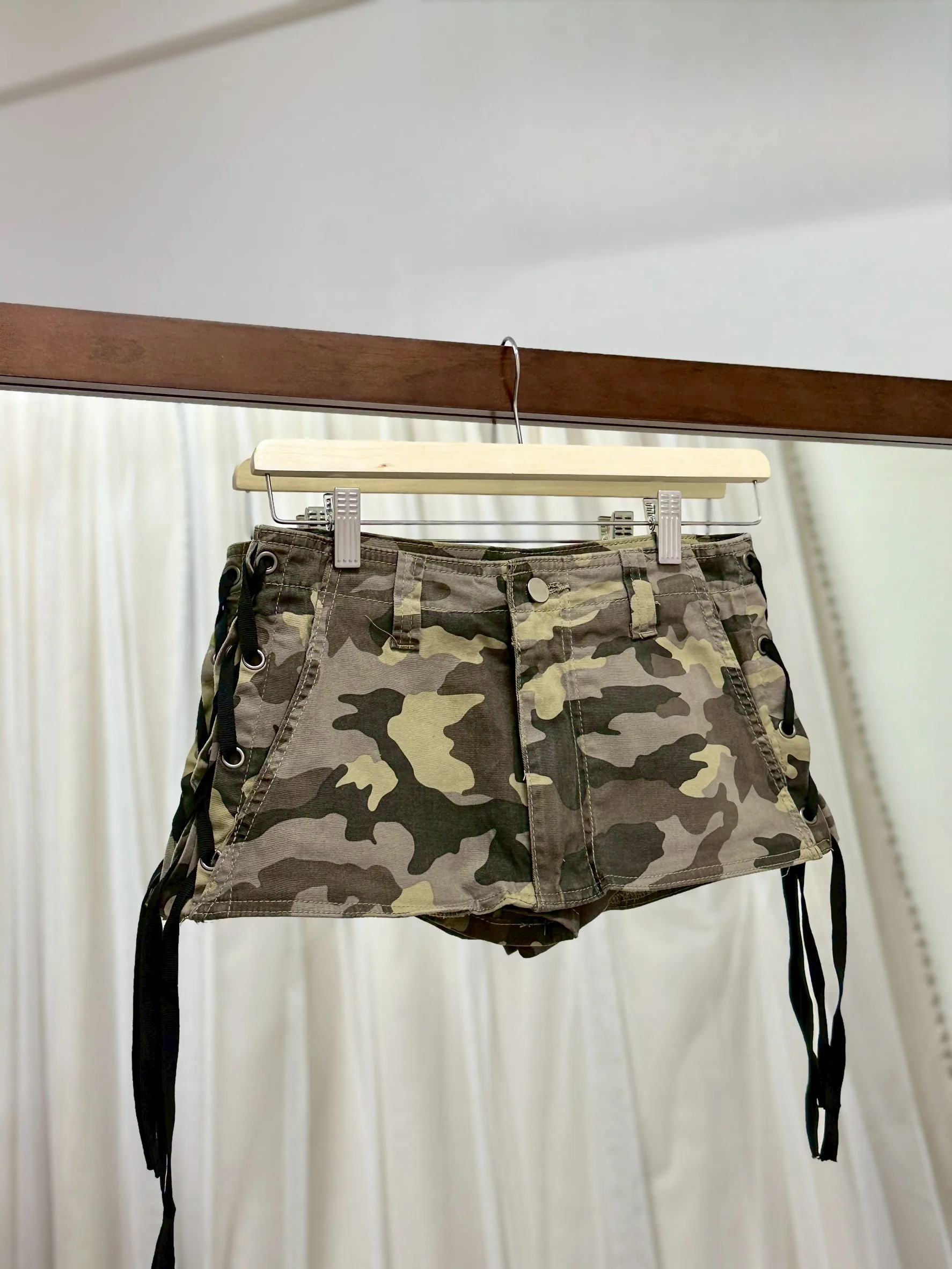 美式辣妹-低腰側綁繩迷彩短褲裙