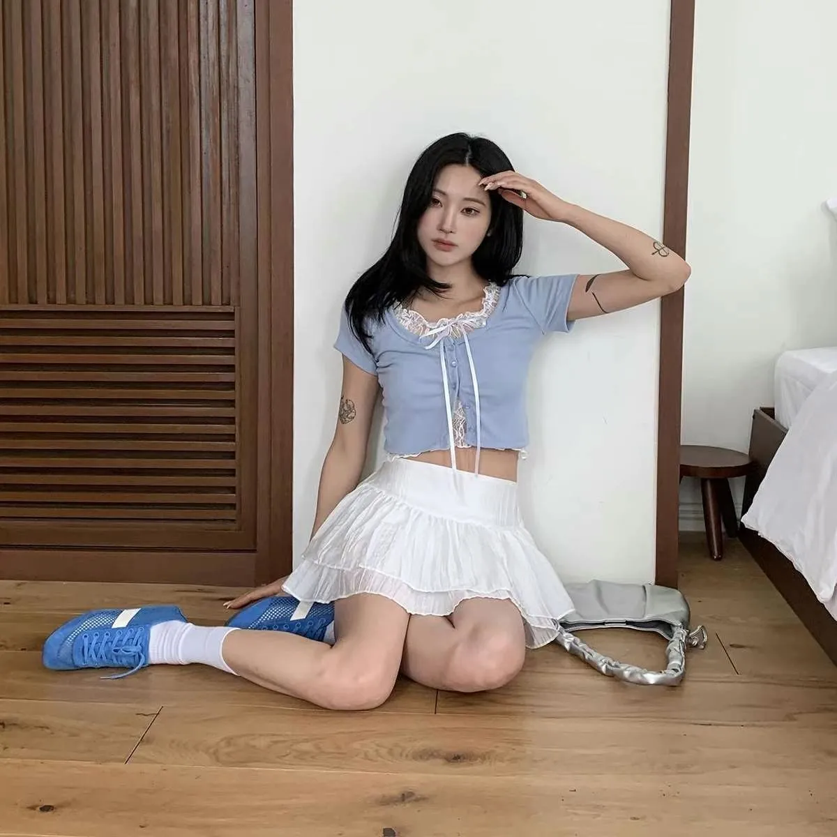 正韓假兩件蕾絲綁帶開釦上衣