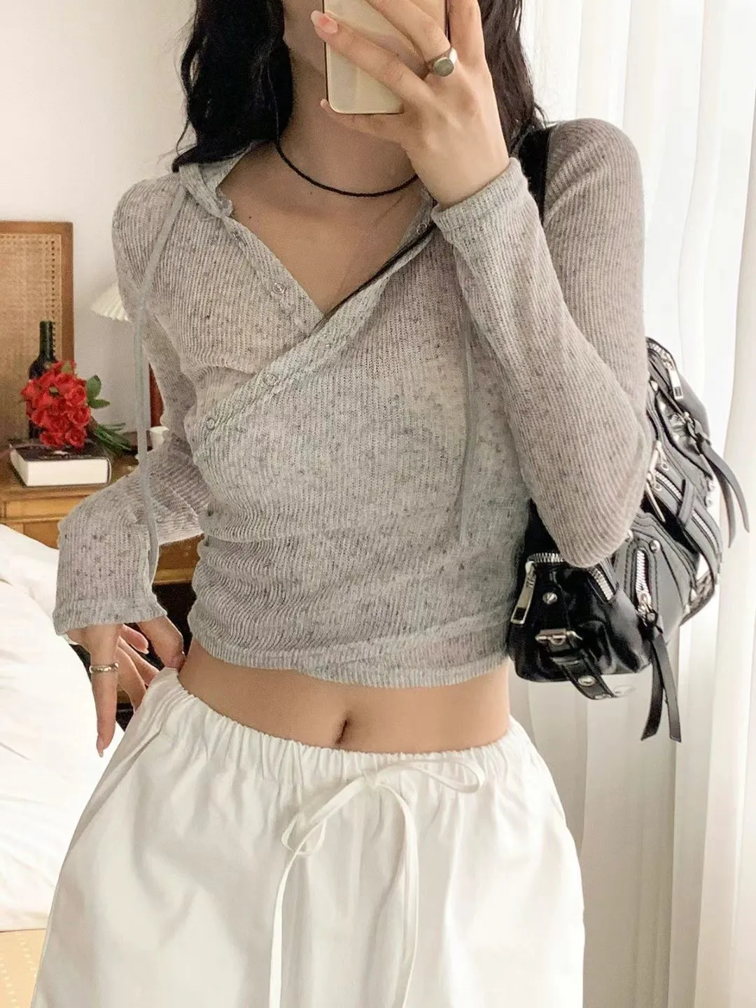 正韓微透膚隨性不規則排釦連帽上衣