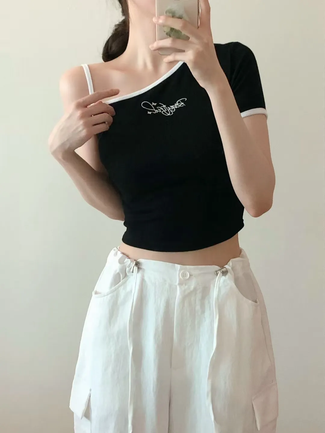 正韓 單肩刺繡造型短袖上衣