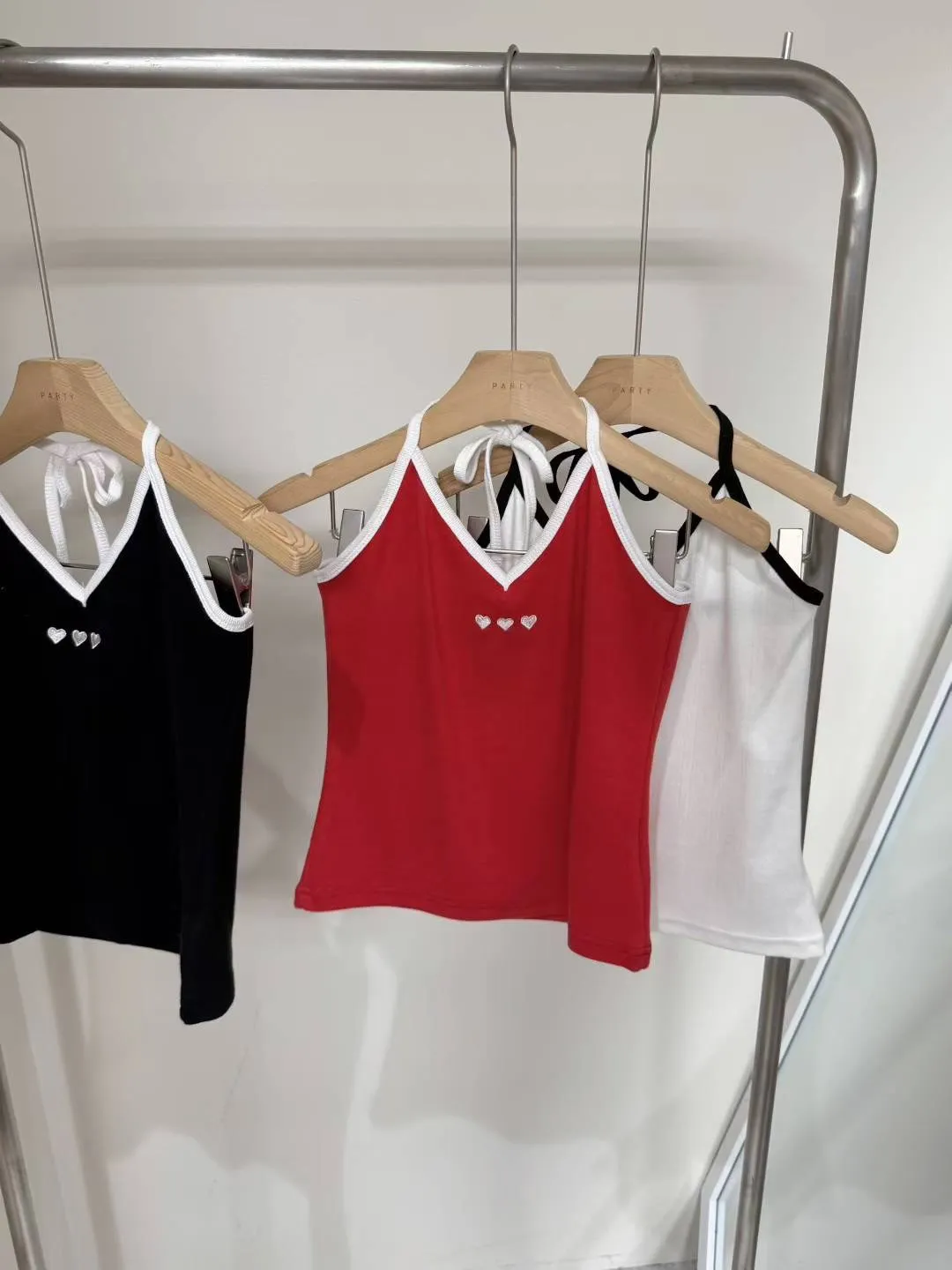 掛脖綁帶心型刺繡背心