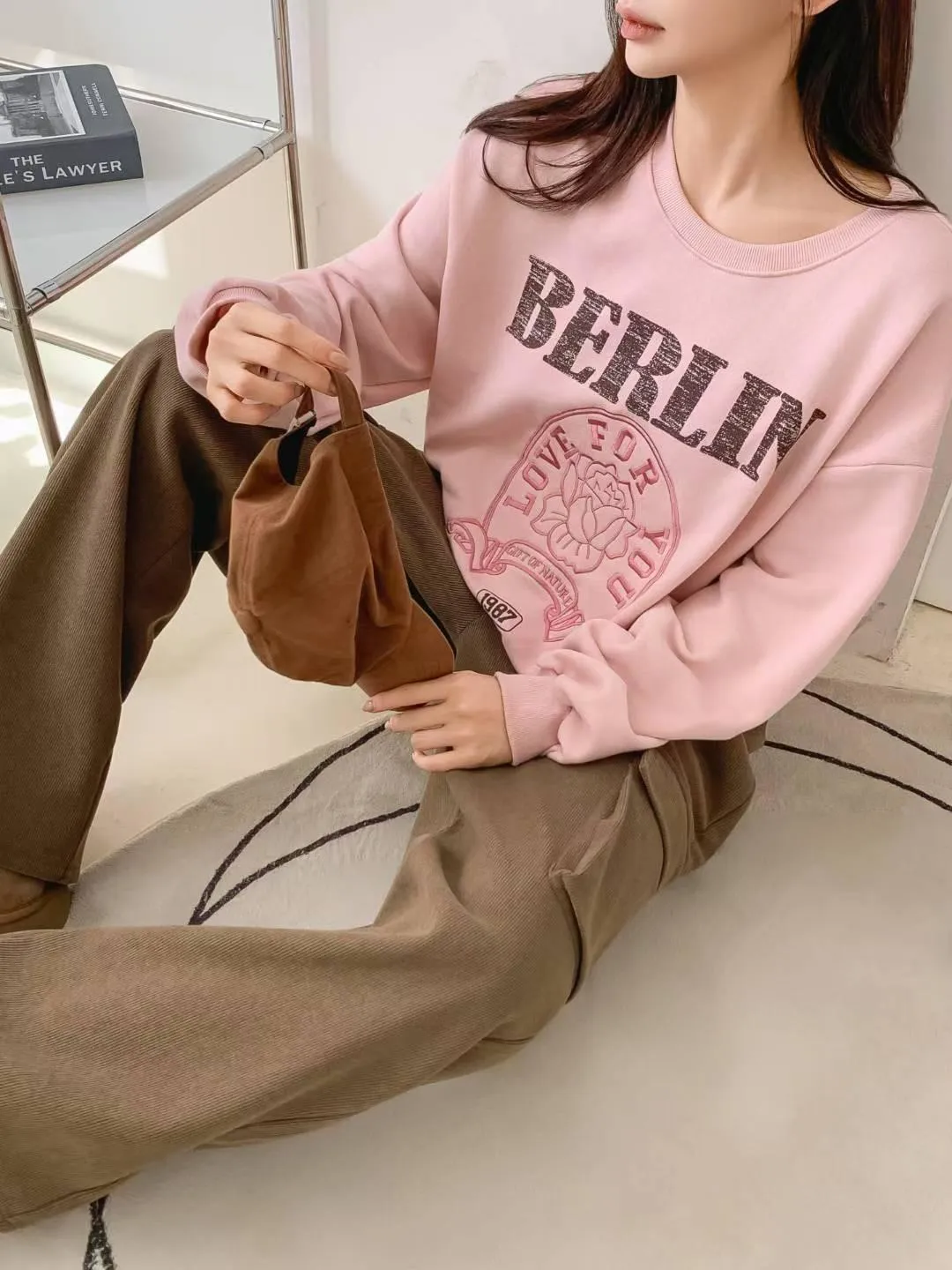 正韓玫瑰刺繡英字大學T