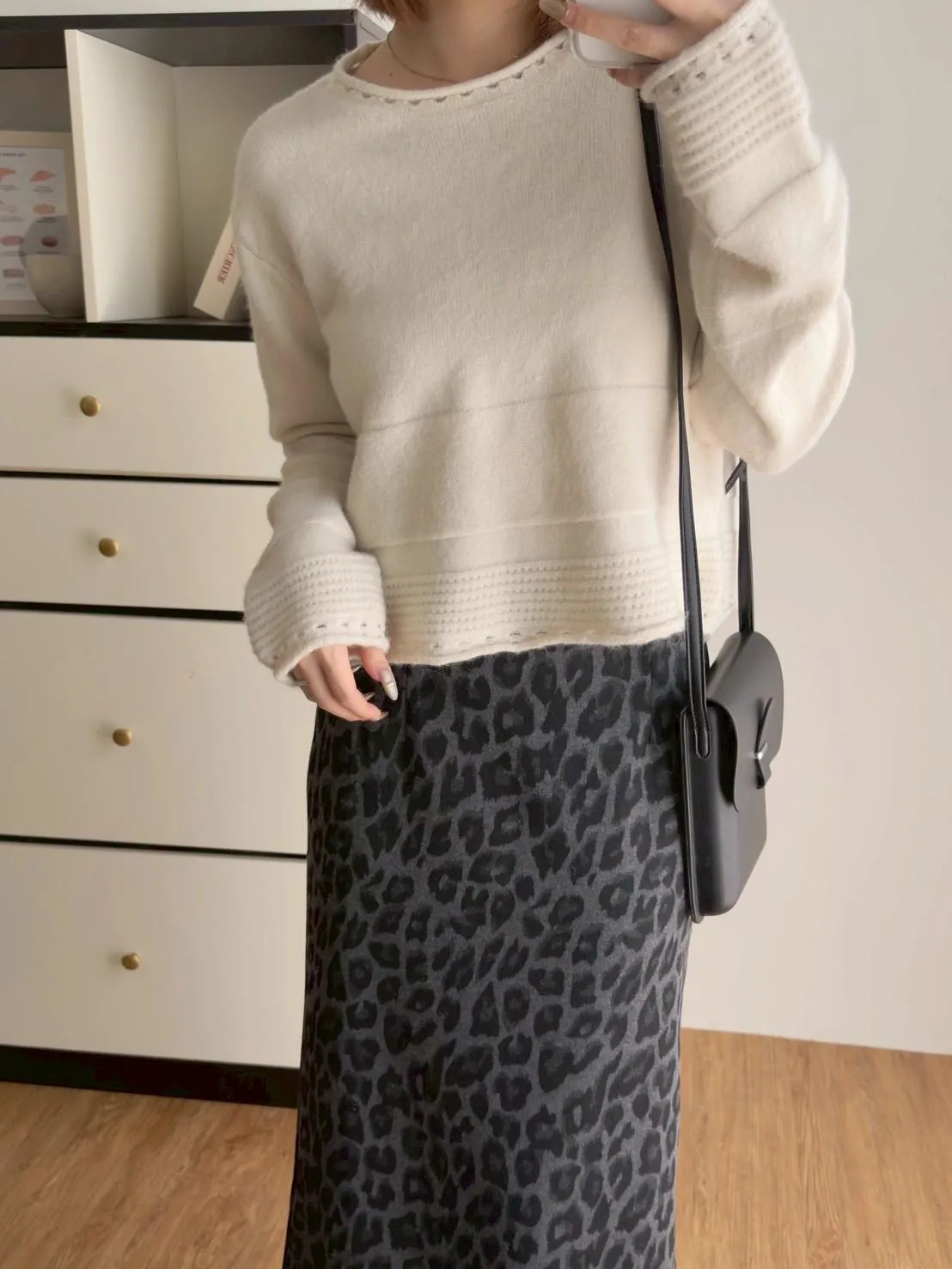 圓領下坑條毛衣