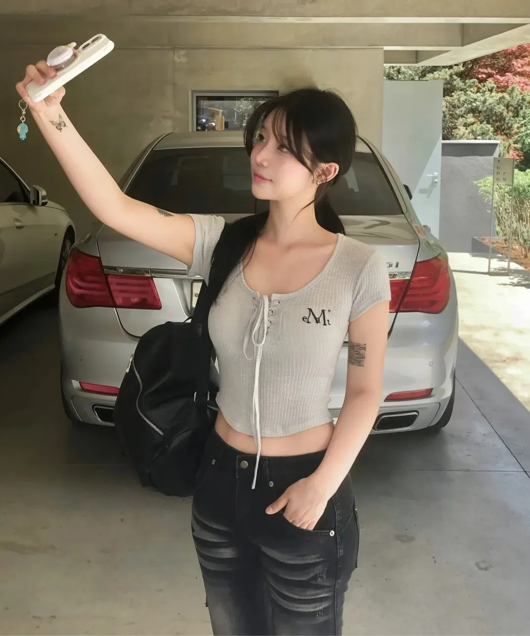 【預購】 MUCENT SARON EYELET LACE-UP SLIM FIT HALF T 前綁帶 下圓弧 修身上衣