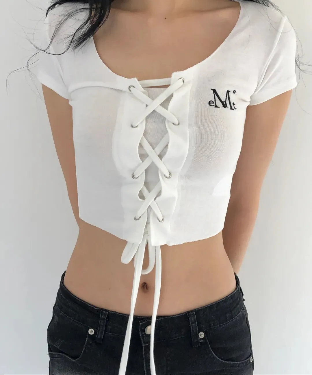  【預購】 MUCENT SARON EYELET LACE-UP SLIM FIT HALF T 前交叉 綁帶上衣