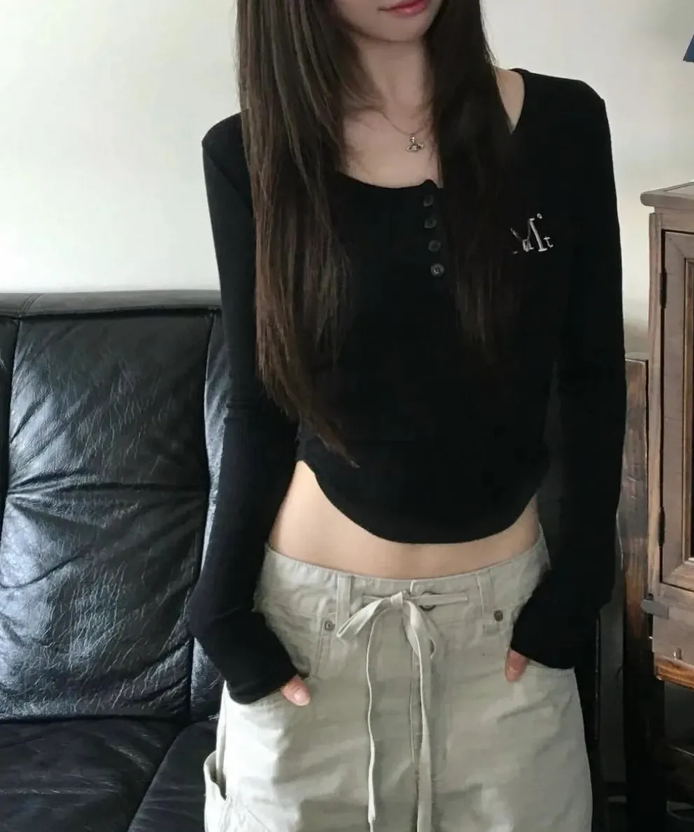 【預購】 MUCENT ANIV U-NECK SLIM FIT LONG SLEEVE T 排扣 素面 下圓弧 修身上衣