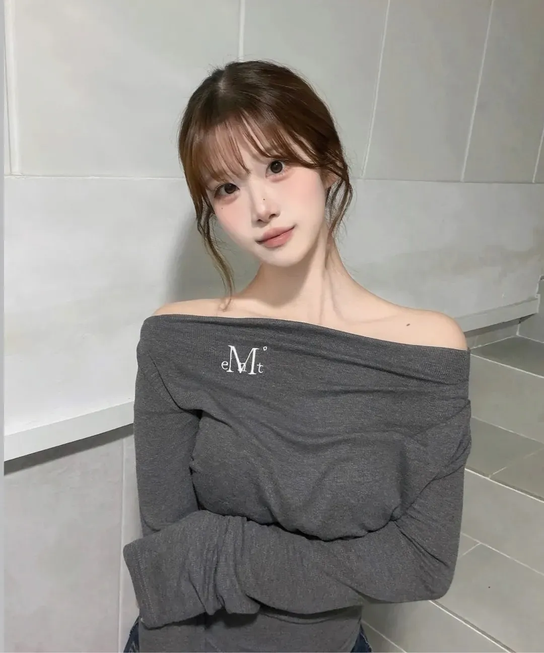 【預購】 MUCENT LIVRE OFF SHOULDER UNBALANCE LONG SLEEVE T  熱銷款側皺 一字領 斜領上衣