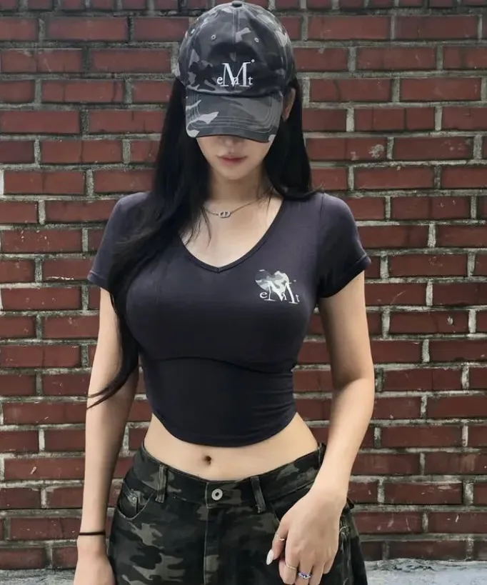 【預購】 MUCENT VAINT HEART CAMO V-NECK HALF T  迷彩 愛心 下圓弧修身上衣