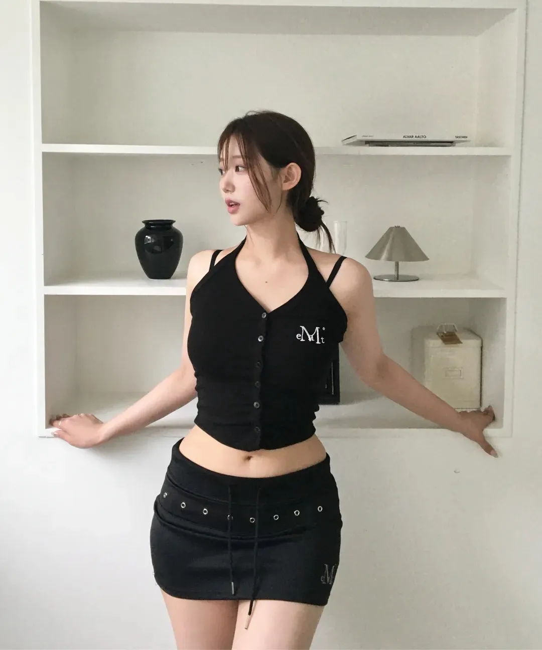 【預購】 MUCENT MERA HALTER NECK CROP SLEEVELESS 前抓皺  排扣 掛脖背心