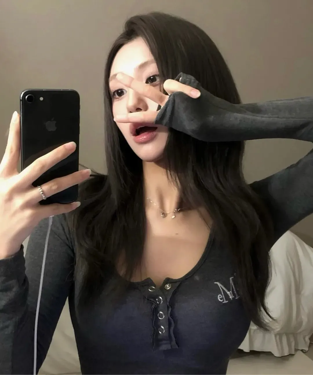 【預購】 MUCENT HARING SIGNATURE LOGO SNAP BUTTON U NECK T 半開扣 刺繡 修身上衣