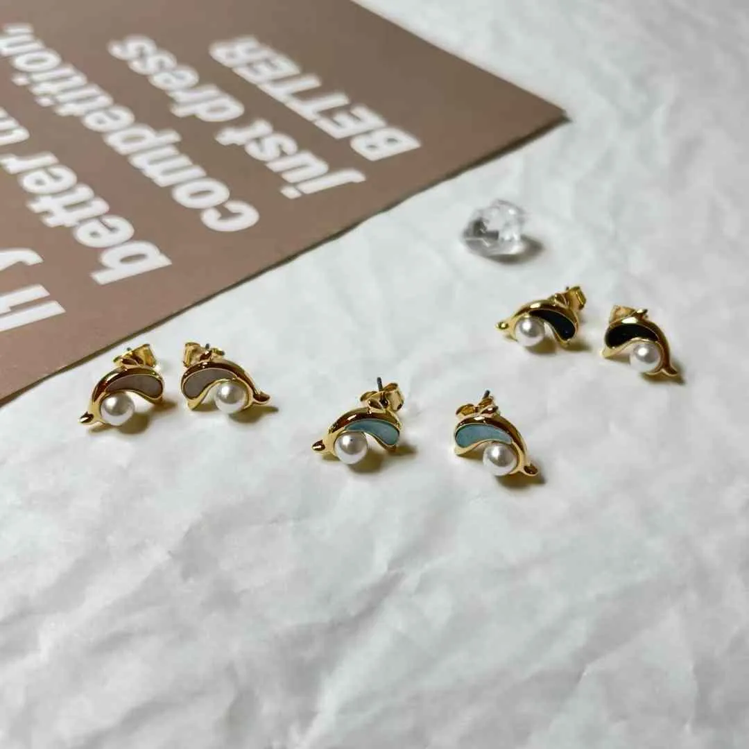 小巧海豚珍珠耳釘