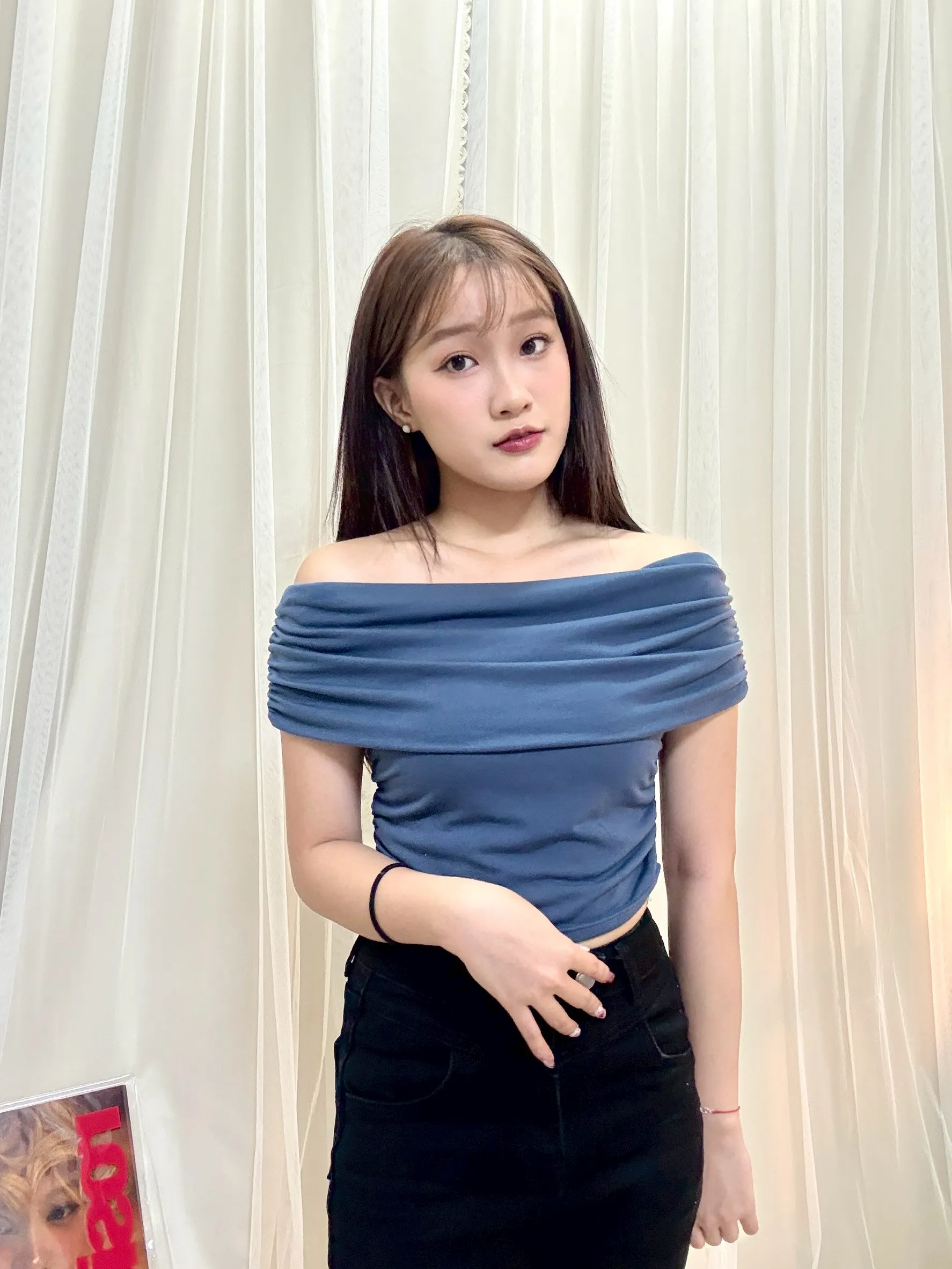 韓劇女主-正韓側邊抓皺顯瘦露肩一字領