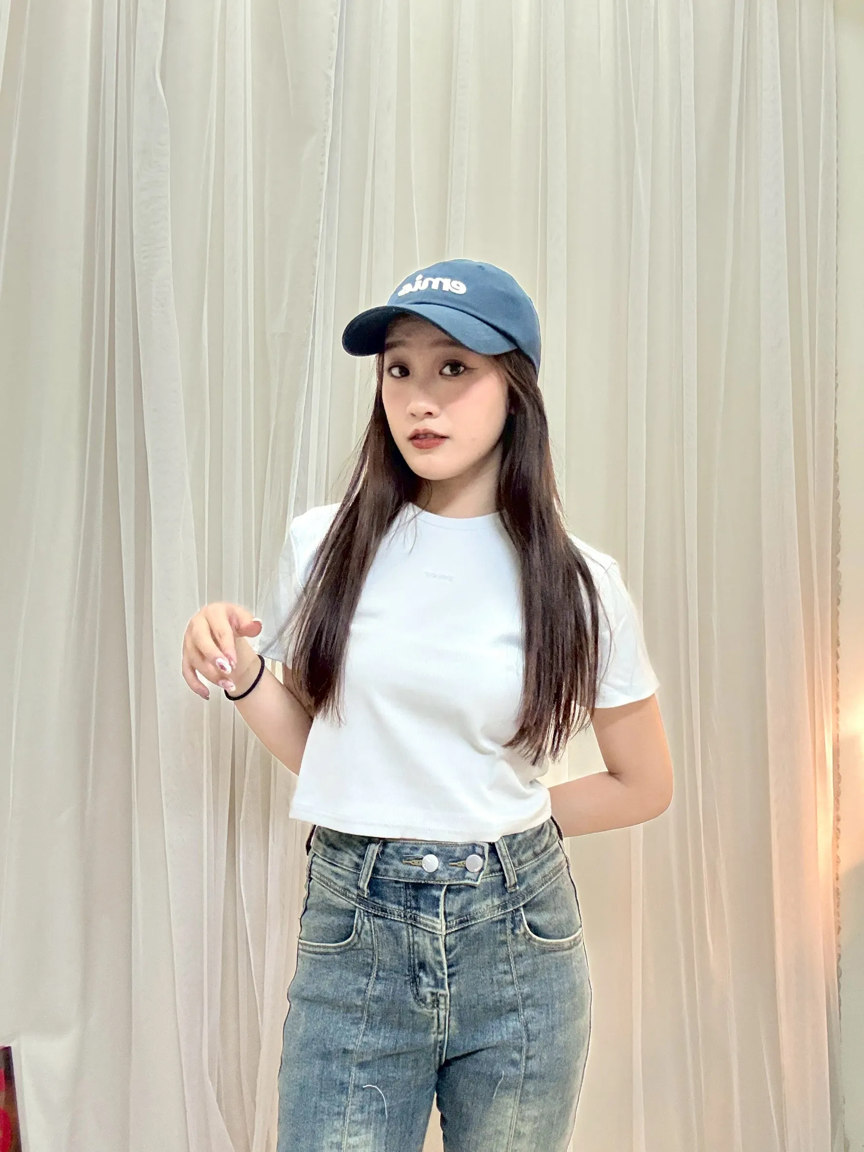 日常穿搭-英文刺繡合身彈性短上衣