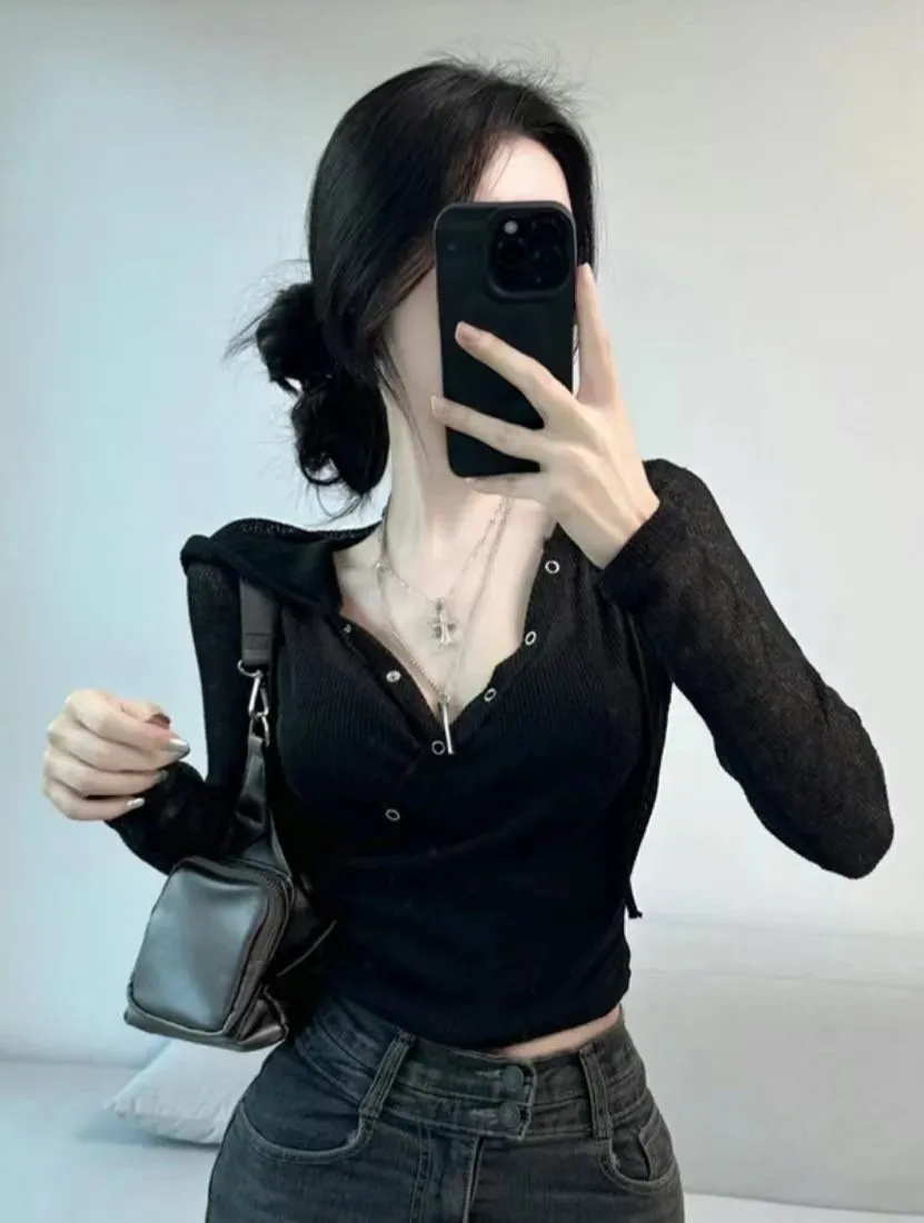 正韓微透膚隨性不規則排釦連帽上衣