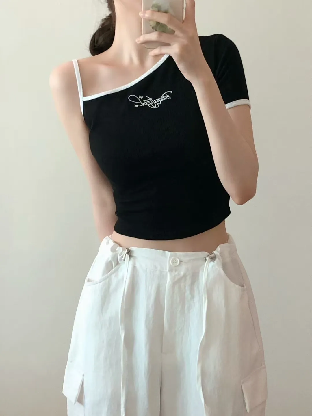 正韓 單肩刺繡造型短袖上衣