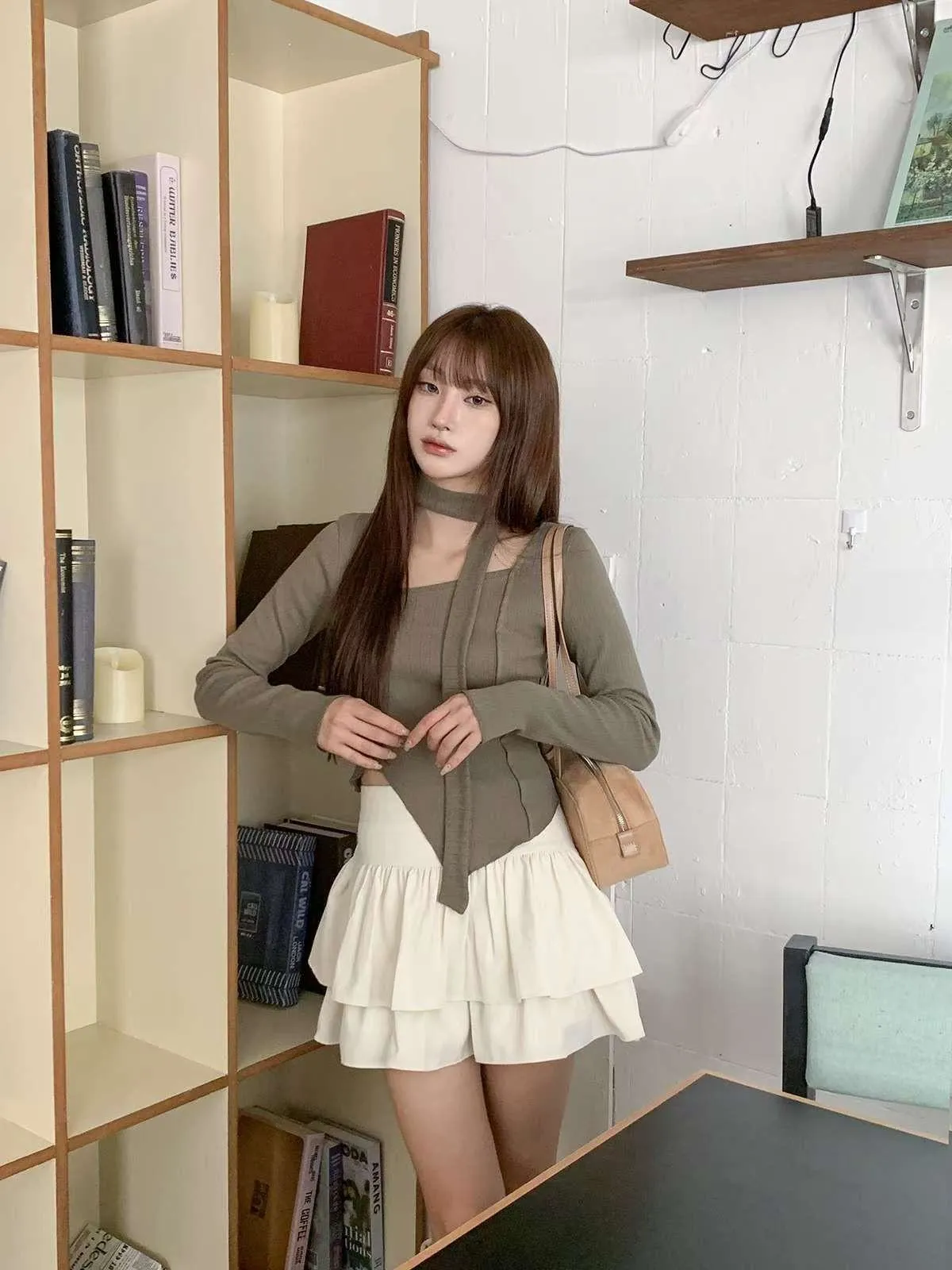 正韓附飄帶立體線條不規則下擺上衣