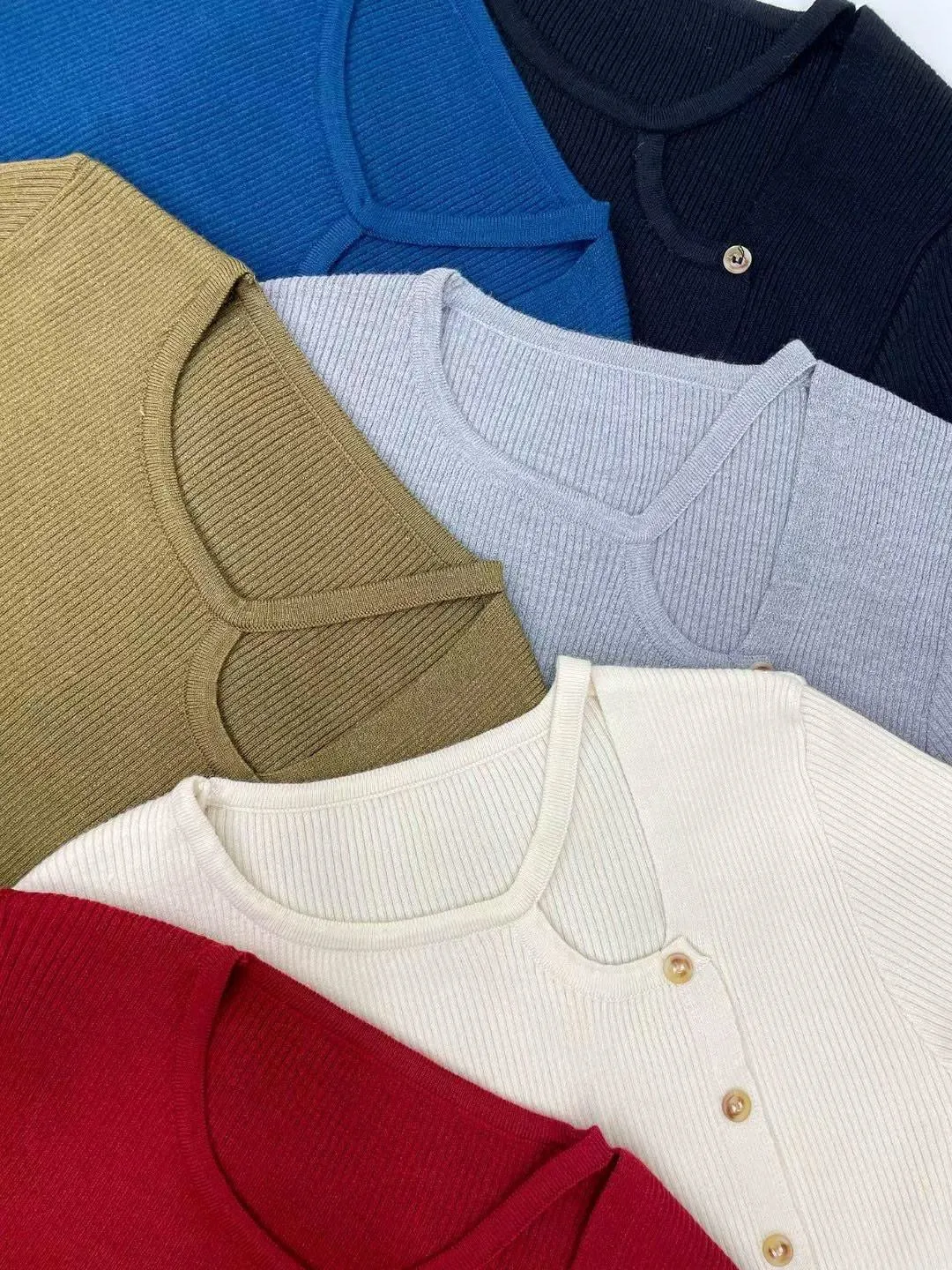 正韓直紋不規則鏤空排釦上衣