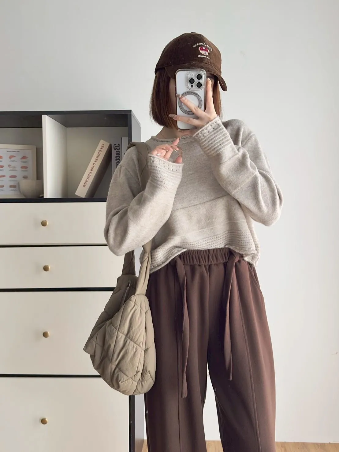 圓領下坑條毛衣