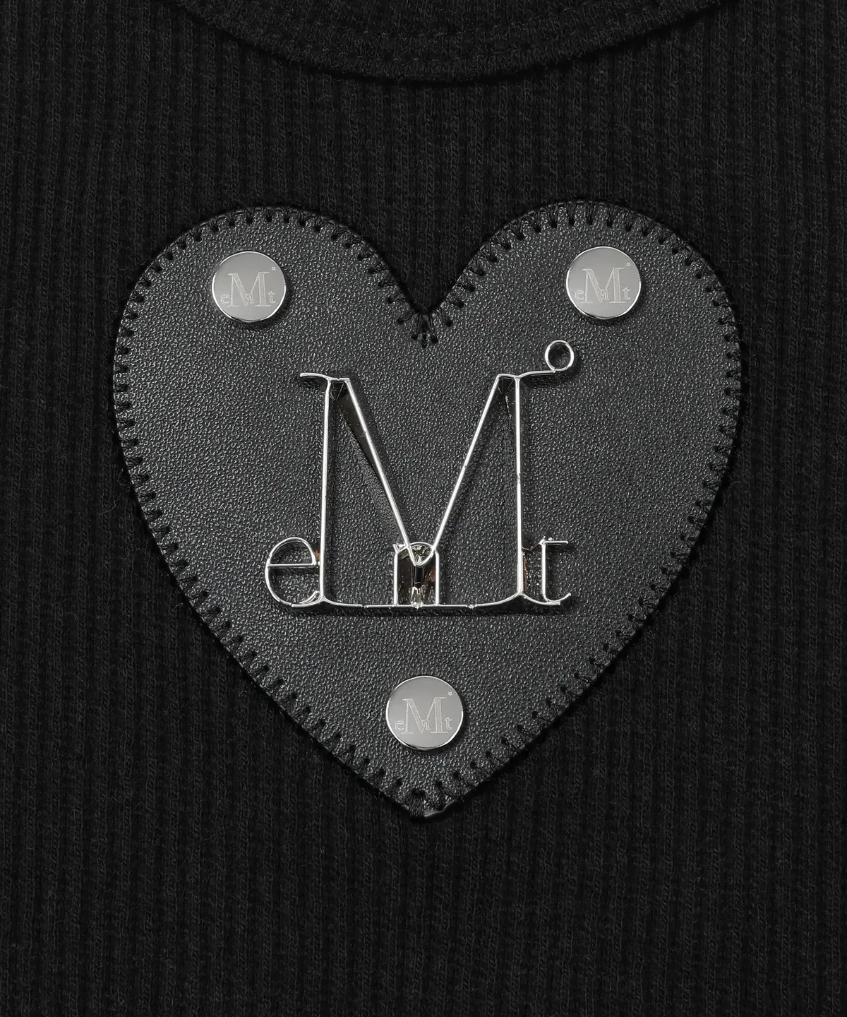 【預購】 MUCENT DYON METAL LOGO HEART PATCH SLEEVELESS  螺紋 素面 愛心背心