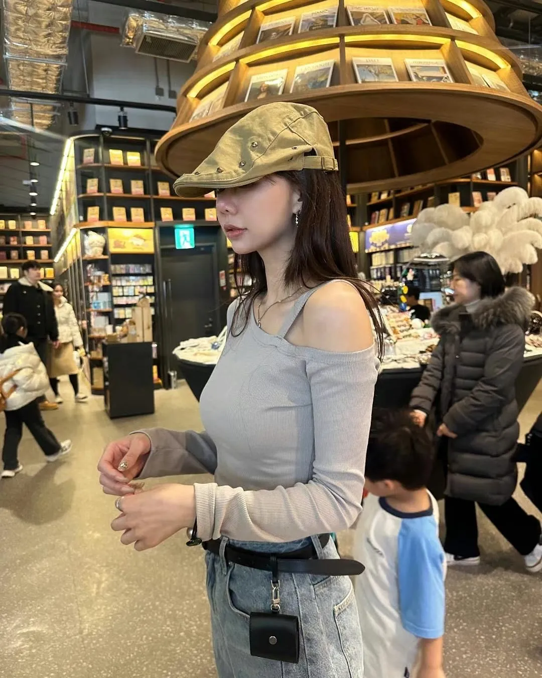 正韓-斜肩帶修身上衣