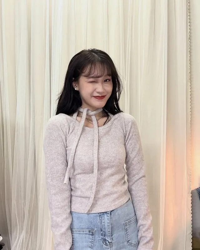 正韓露肩頸帶針織上衣