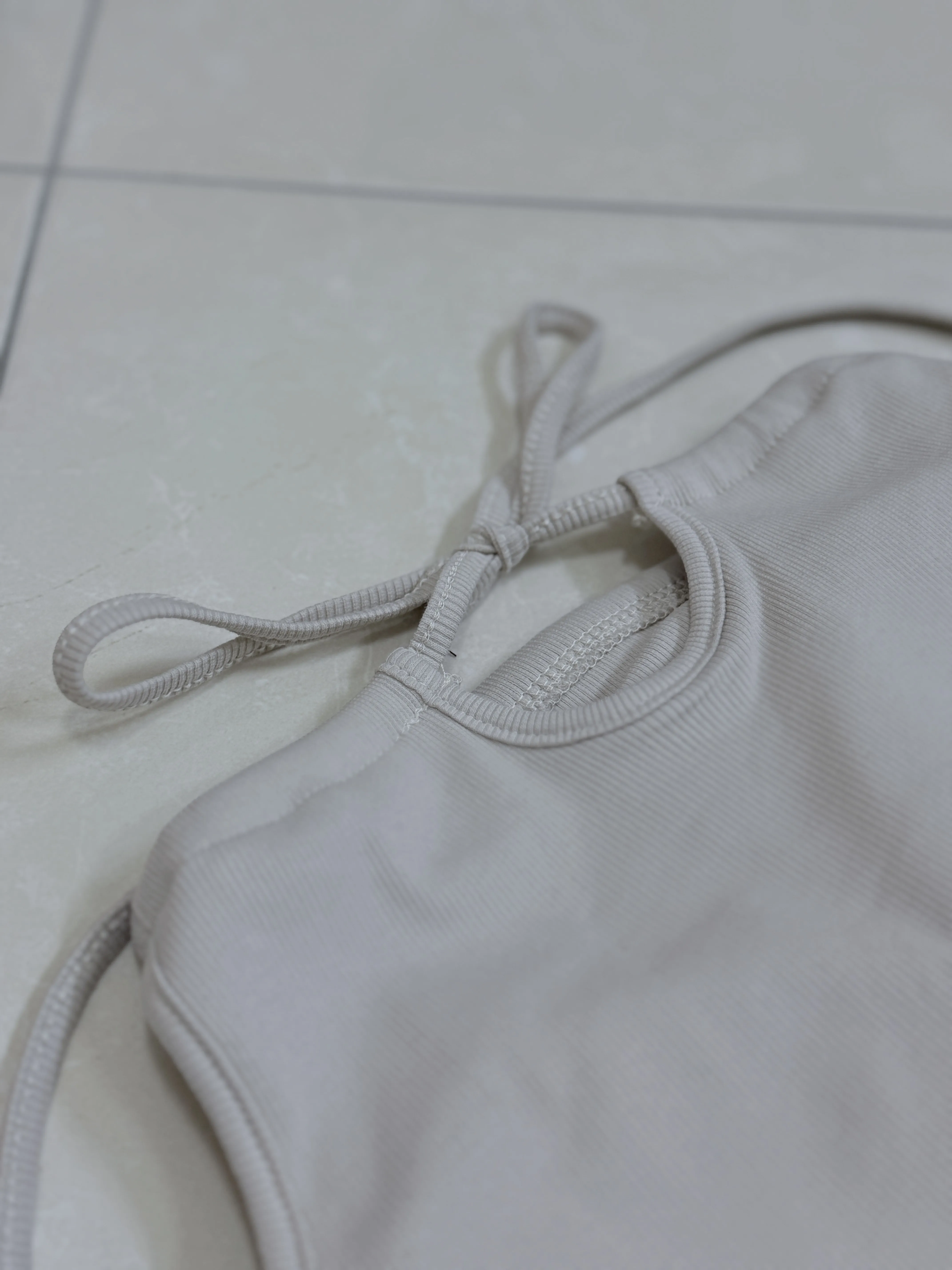 夏日心機-可調後綁帶平口細肩帶小可愛