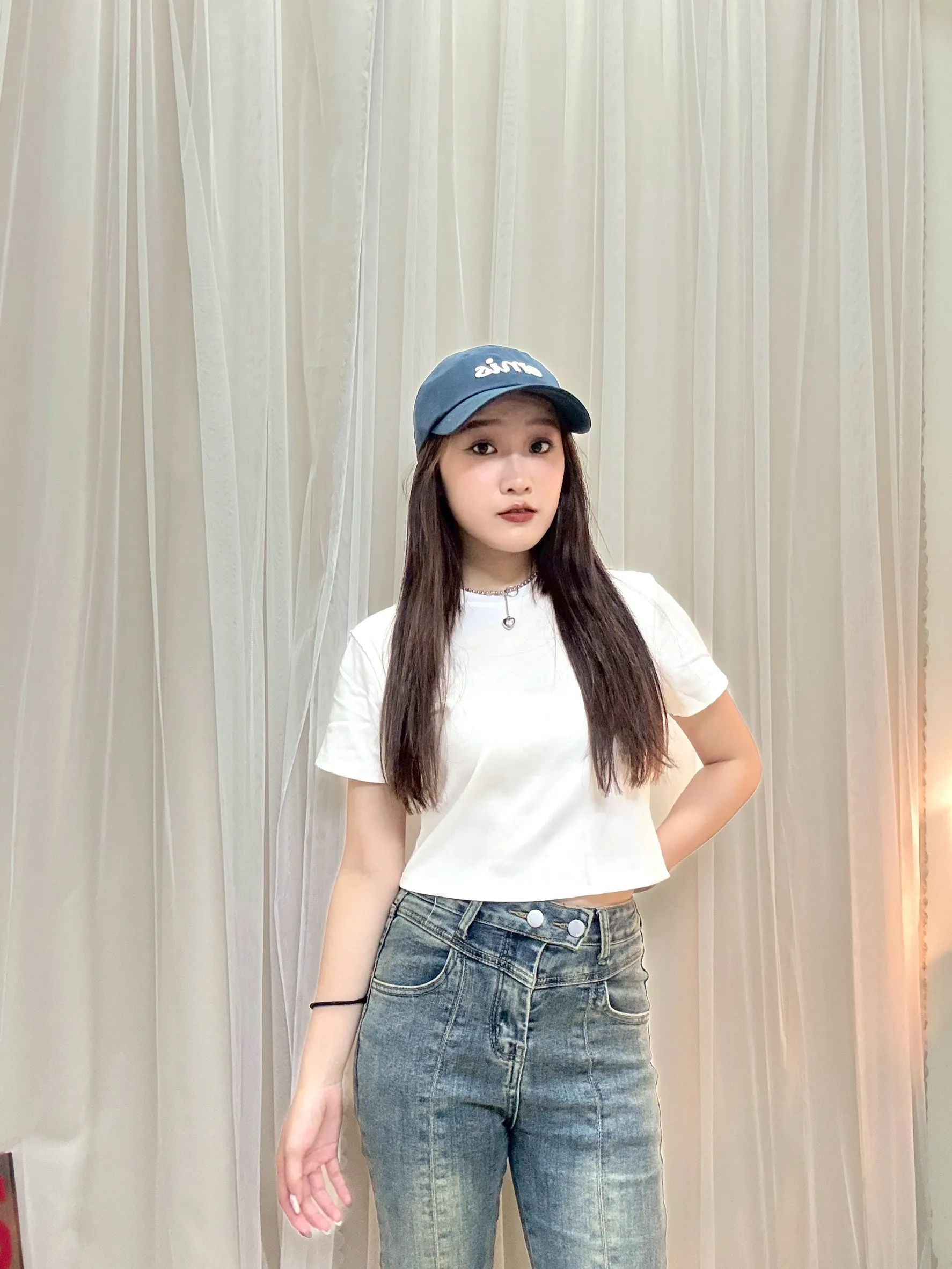 日常穿搭-英文刺繡合身彈性短上衣