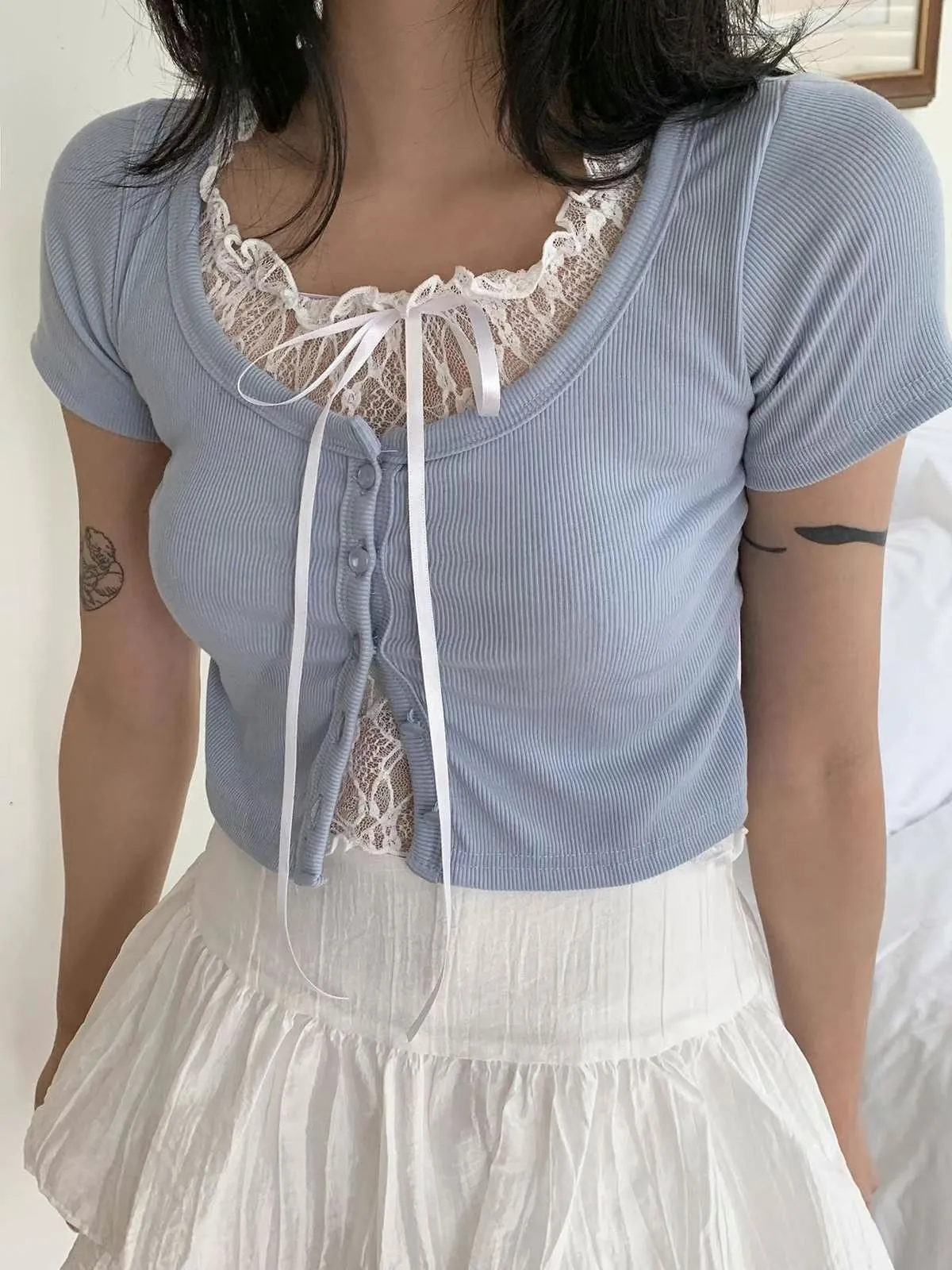 正韓假兩件蕾絲綁帶開釦上衣