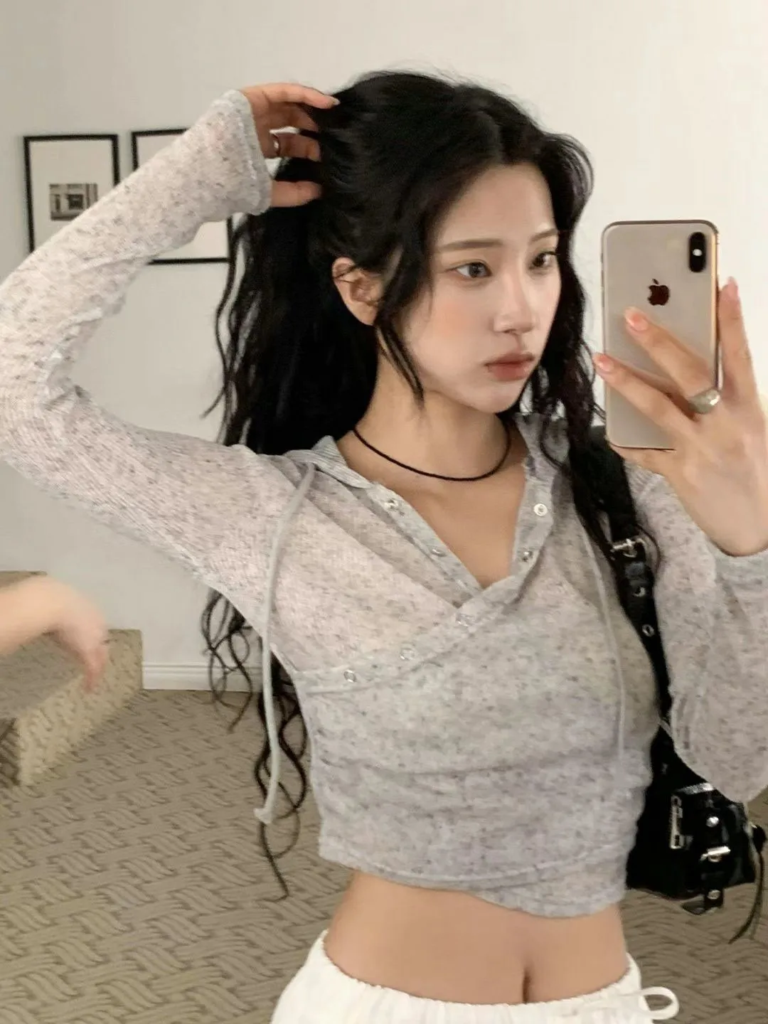 正韓微透膚隨性不規則排釦連帽上衣