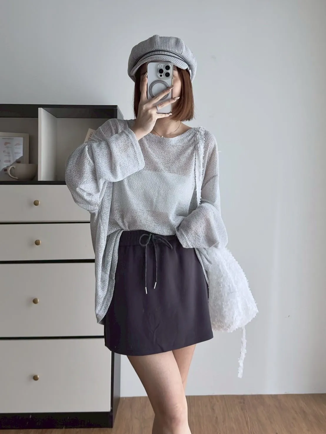 混紗圓領後交叉綁帶造型上衣