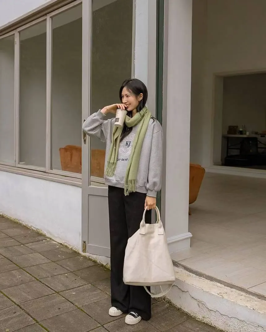 正韓自訂刺繡英字大學T