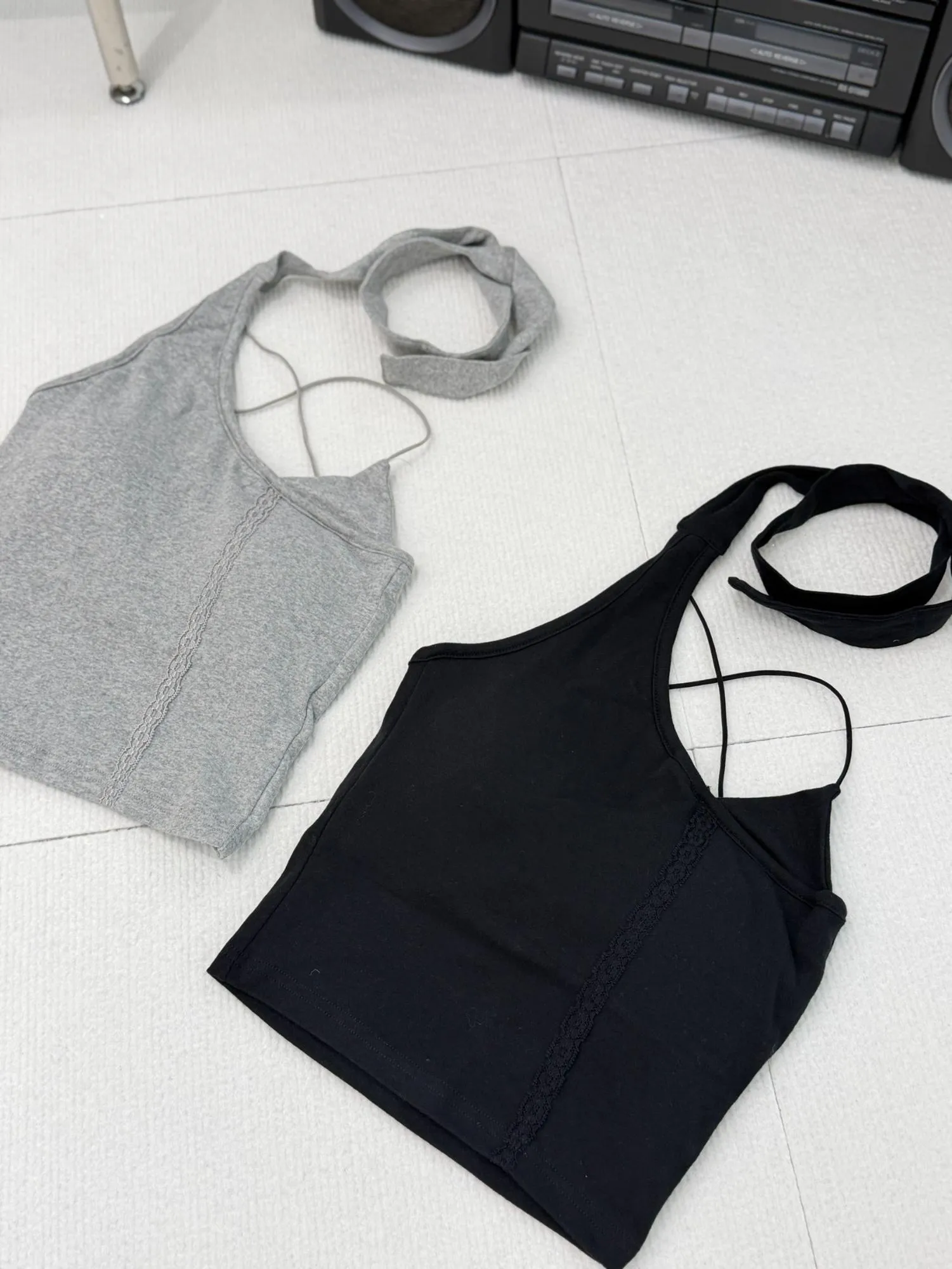 拼接蕾絲掛脖露背假兩件上衣(附胸墊