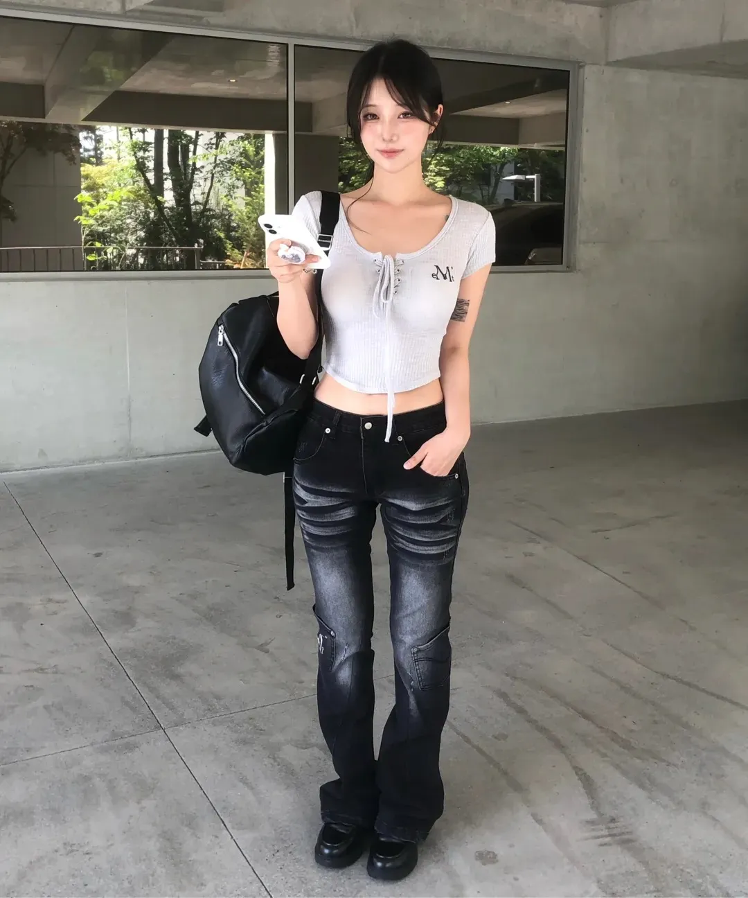 【預購】 MUCENT SARON EYELET LACE-UP SLIM FIT HALF T 前綁帶 下圓弧 修身上衣