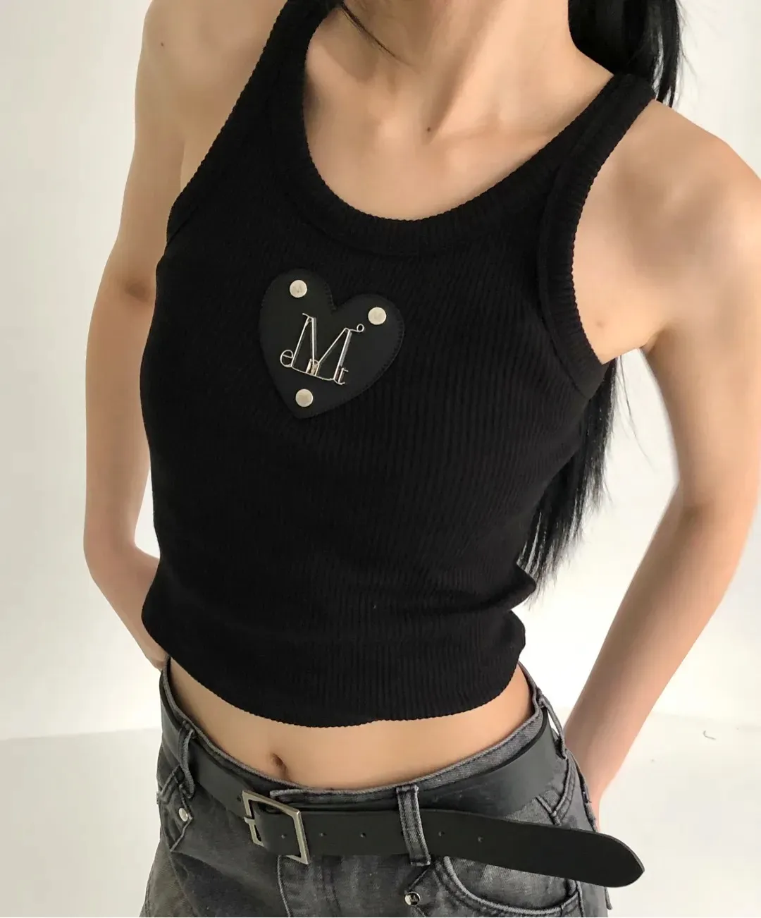 【預購】 MUCENT DYON METAL LOGO HEART PATCH SLEEVELESS  螺紋 素面 愛心背心