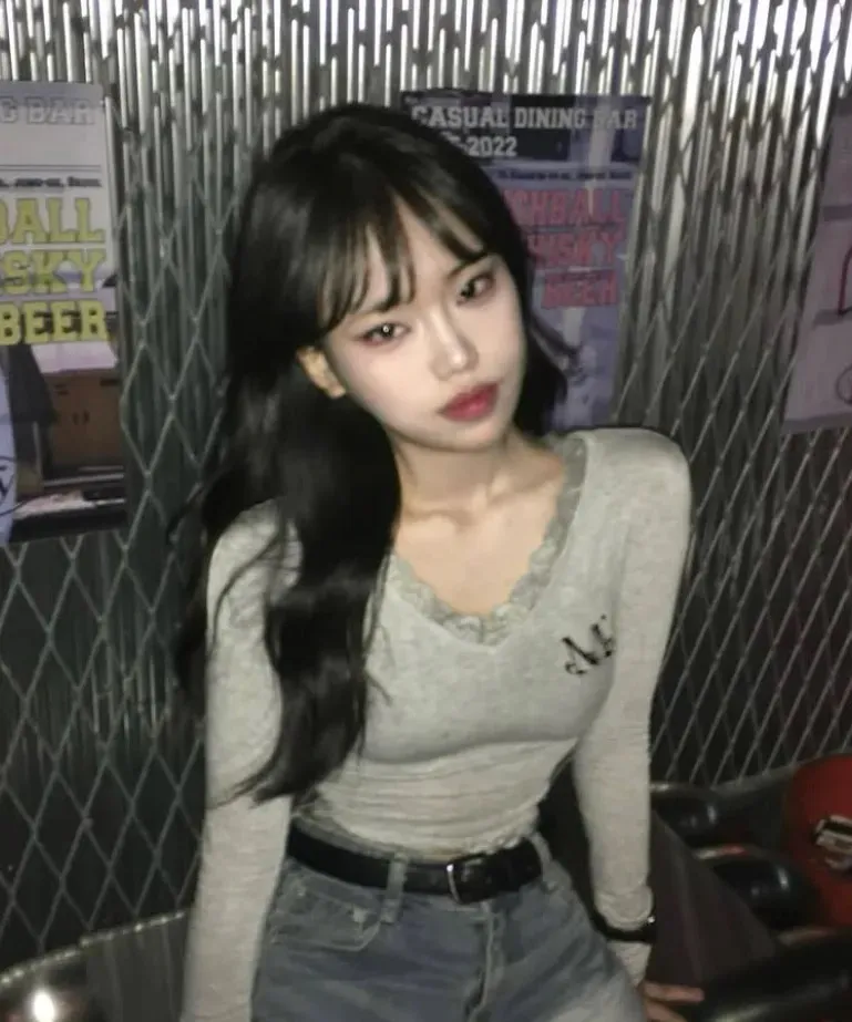 【預購】 MUCENT SUNNIOR LACE V-NECK LONG SLEEVE T 熱銷款 蕾絲 Ｖ領修身上衣