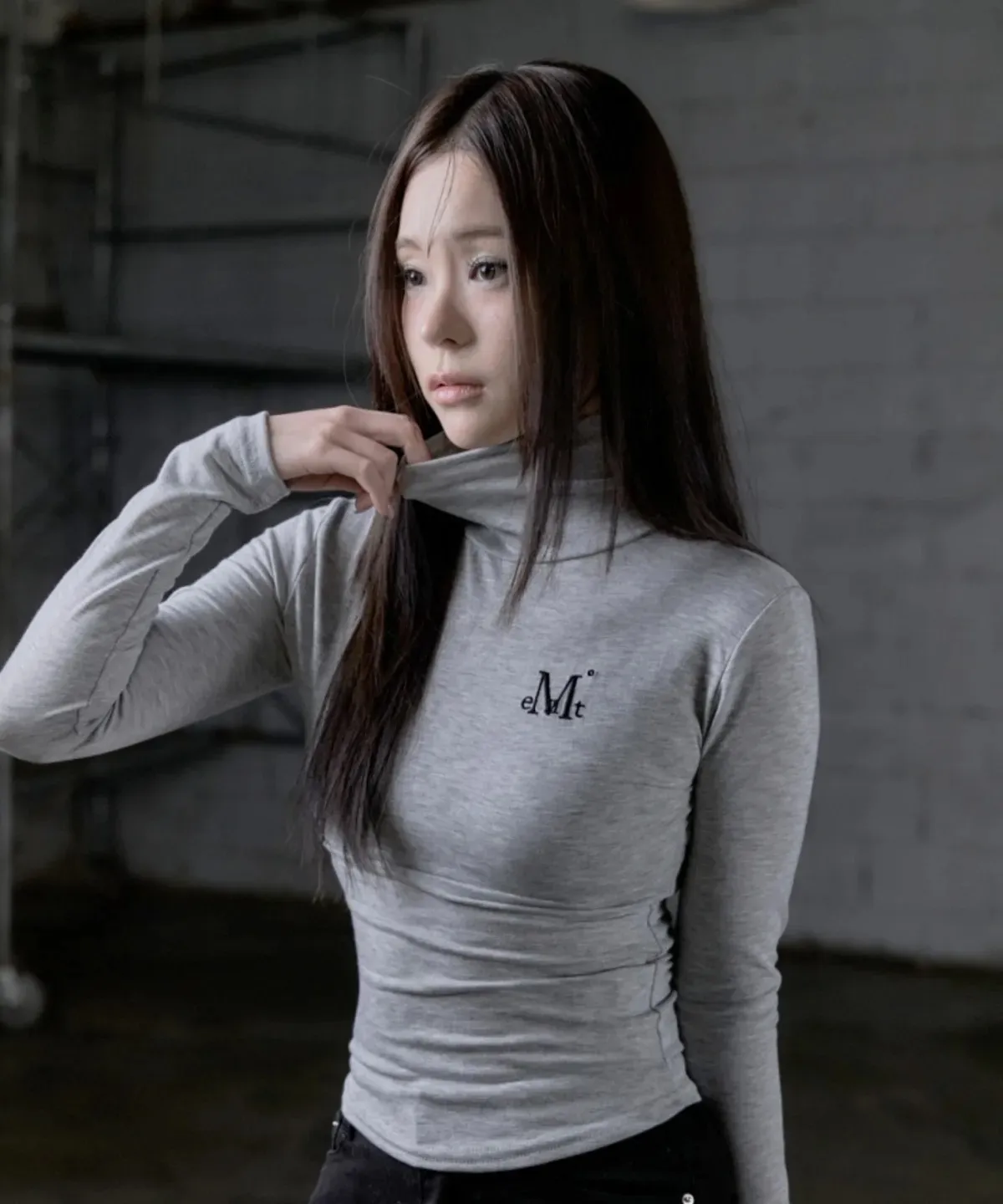 【預購】 MUCENT DELORA TURTLE NECK T 立領 刺繡內搭 打底上衣