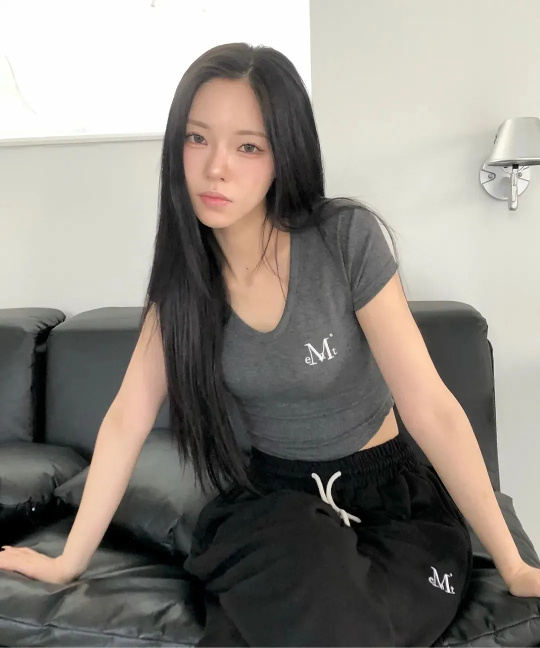 【預購】 MUCENT VELIN V-NECK CROP HALF T 刺繡 V領 修身上衣