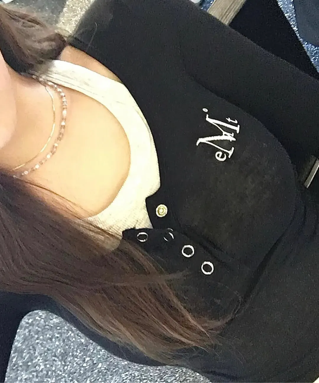 【預購】 MUCENT HARING SIGNATURE LOGO SNAP BUTTON U NECK T 半開扣 刺繡 修身上衣