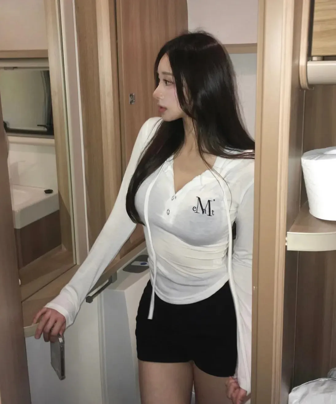 【預購】 MUCENT RUEN SIGNATURE SLIM HOOD T 半開扣 刺繡帽踢