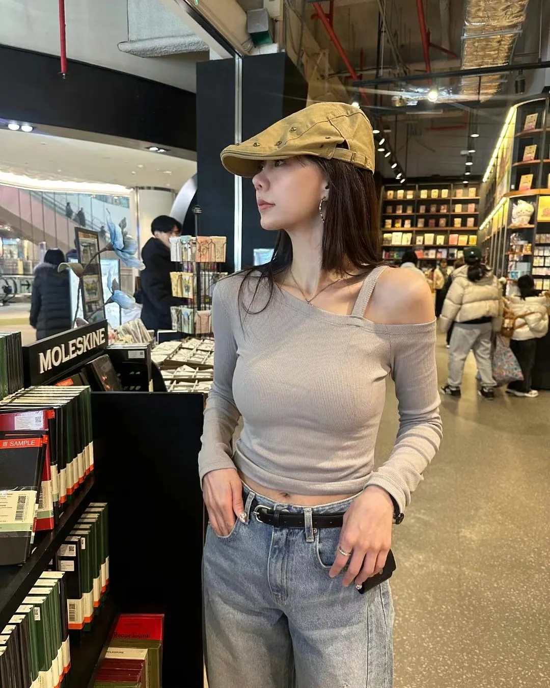 正韓-斜肩帶修身上衣