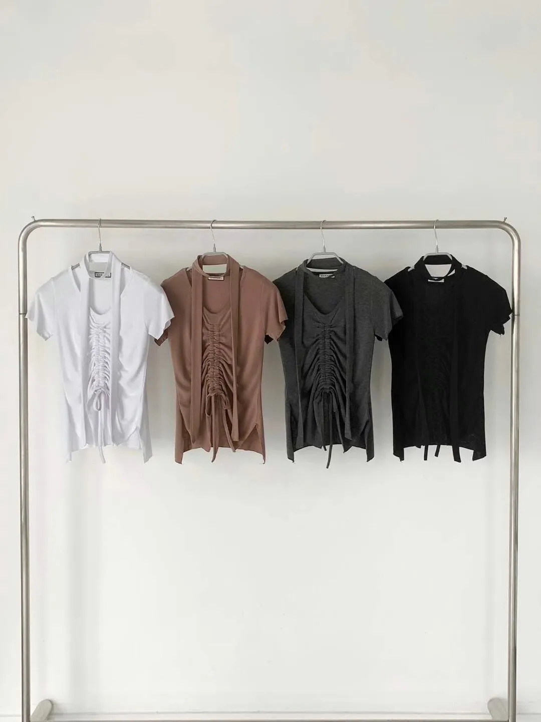 正韓-時髦女孩繞脖抓皺上衣 附繫帶