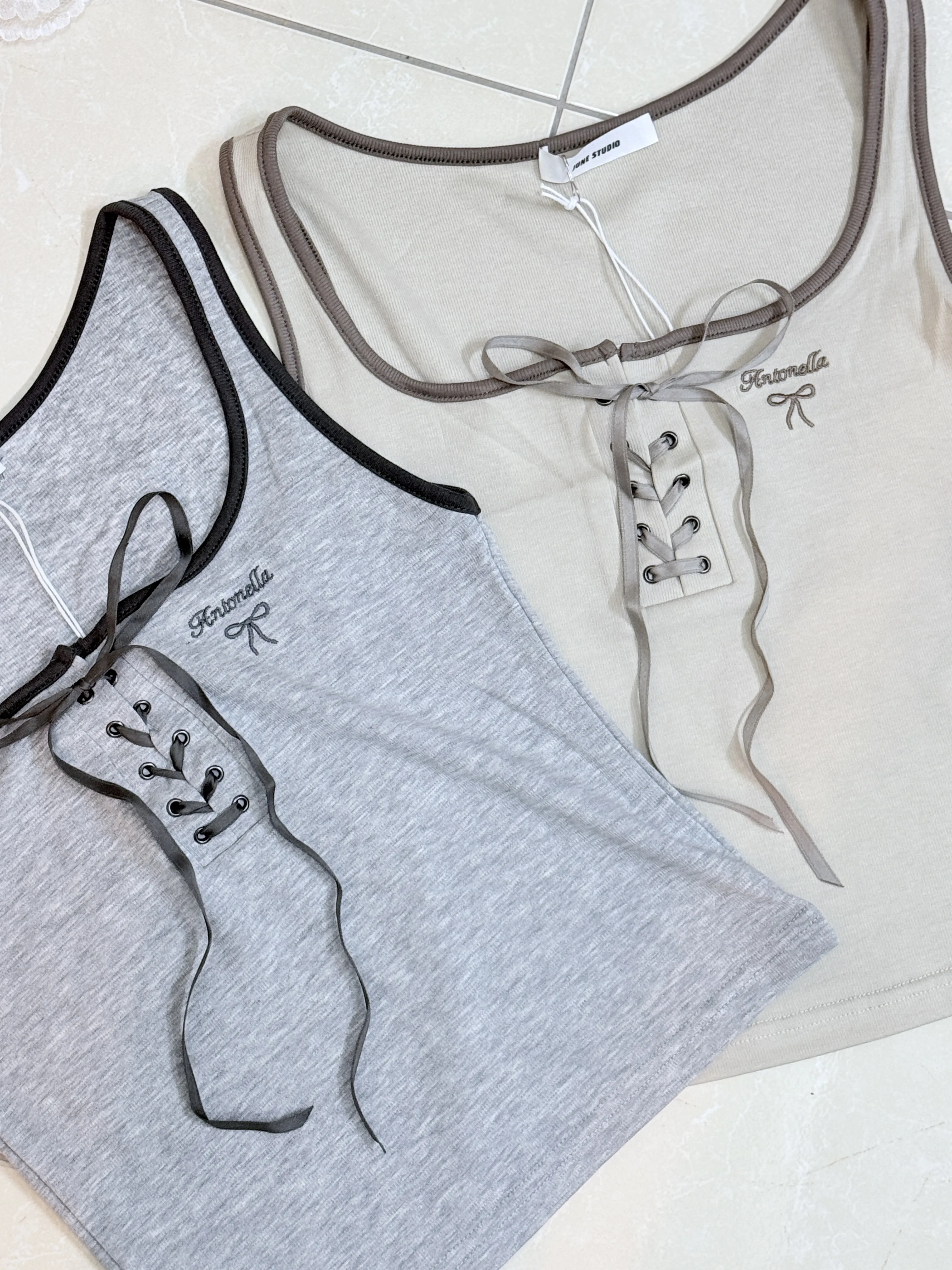 闆娘激推-質感超好撞色綁帶芭蕾刺繡背心